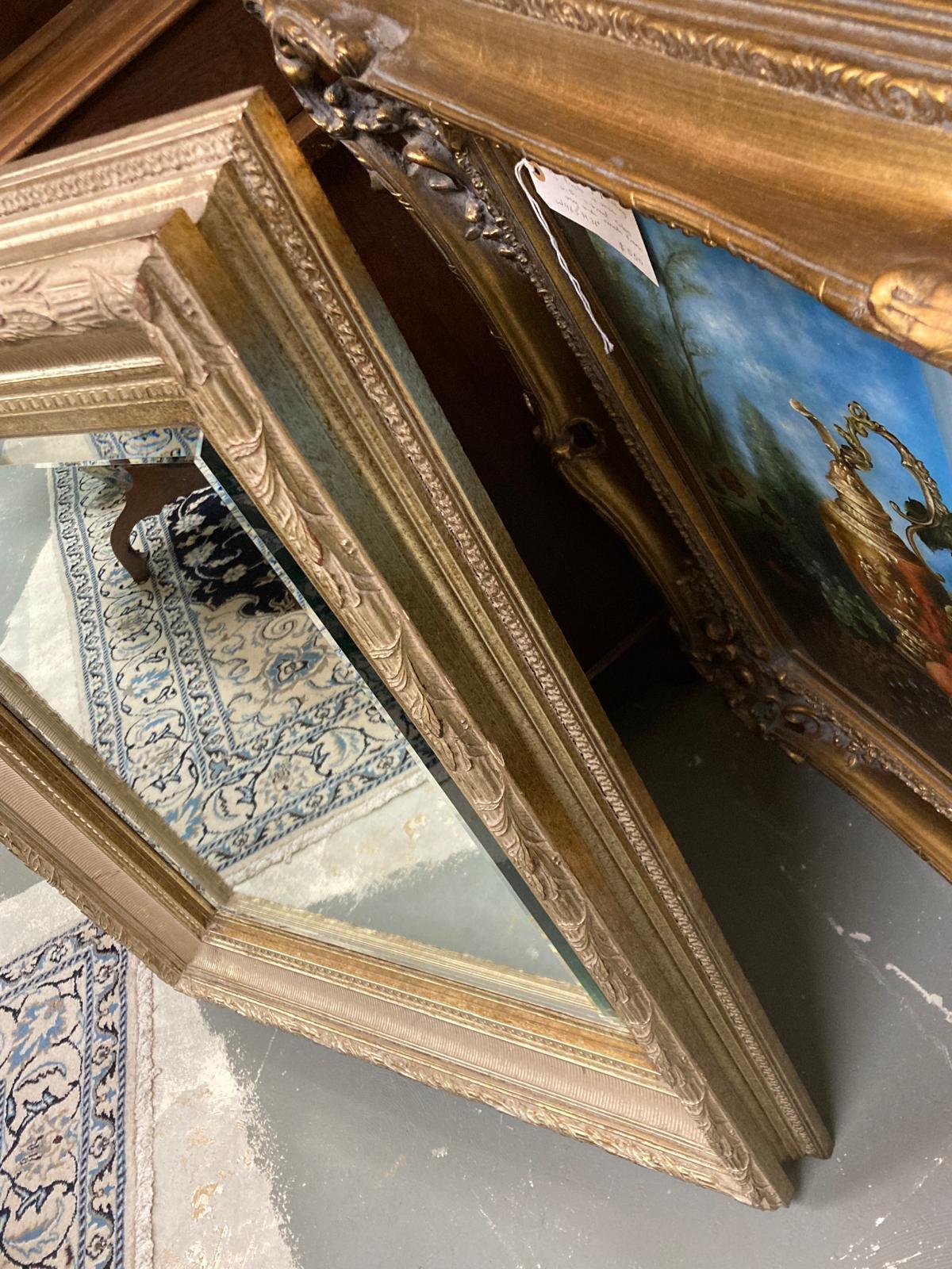 Specchio d'epoca con cornice larga e ornata in oro chiaro In condizioni buone in vendita a Birmingham, AL