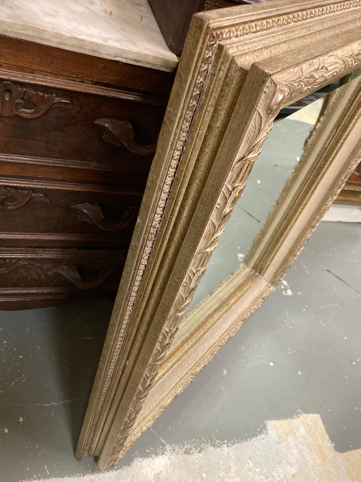 Specchio d'epoca con cornice larga e ornata in oro chiaro in vendita 1