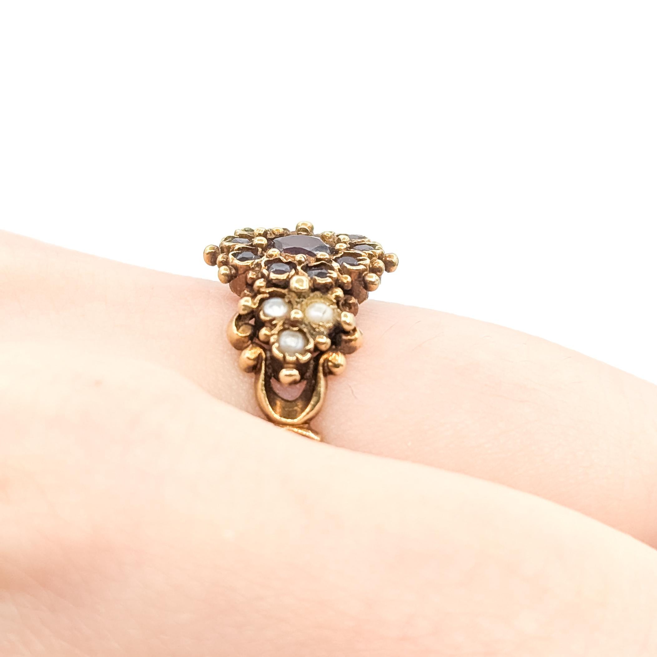 Taglio rotondo Anello ornato d'epoca con granato del Mozambico e perle di semi in oro giallo 14k in vendita