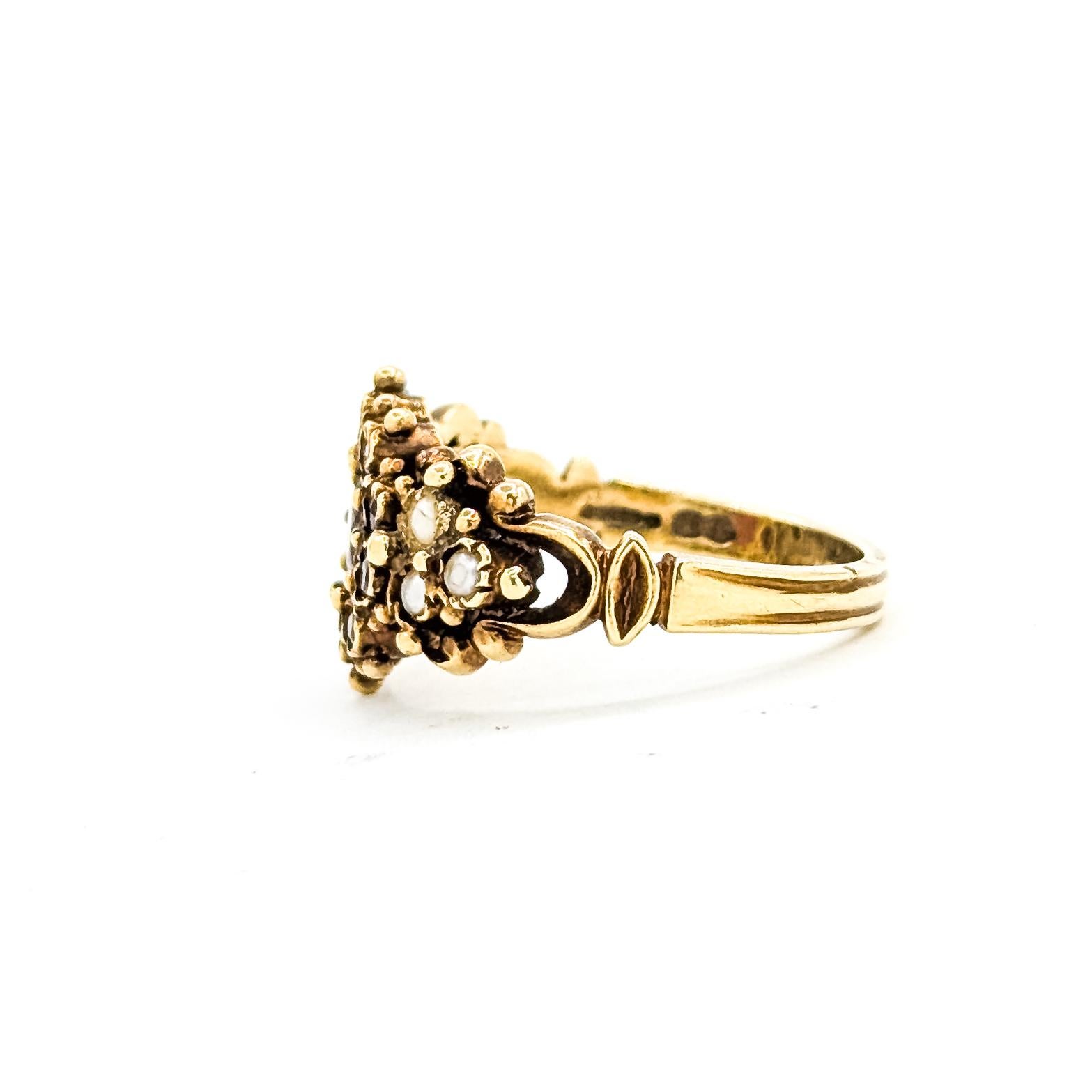 Anello ornato d'epoca con granato del Mozambico e perle di semi in oro giallo 14k in vendita 3