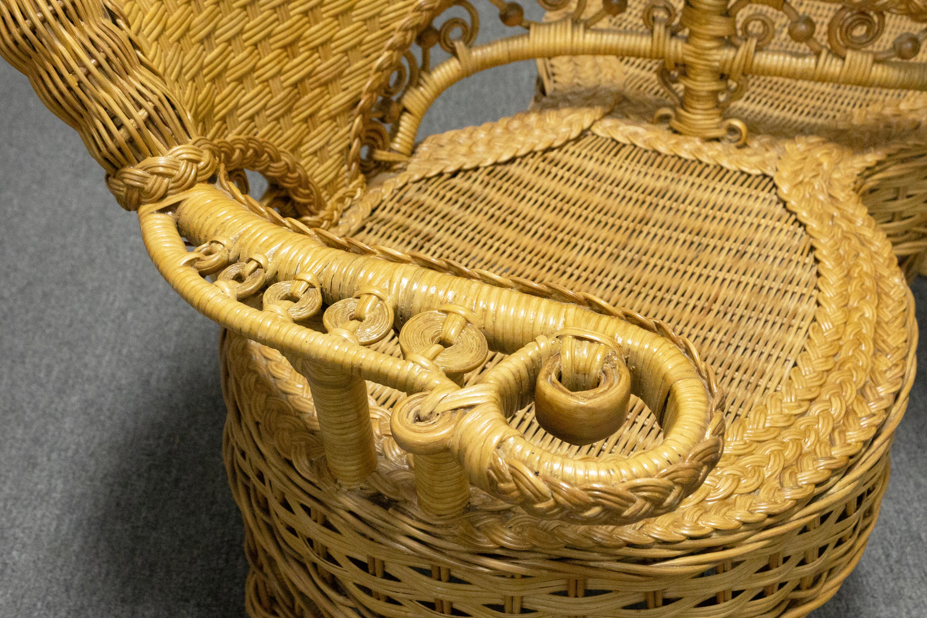 Vintage Ornate Rattan Tete a Tete Patio Gossip Chair In Good Condition For Sale In Keego Harbor, MI