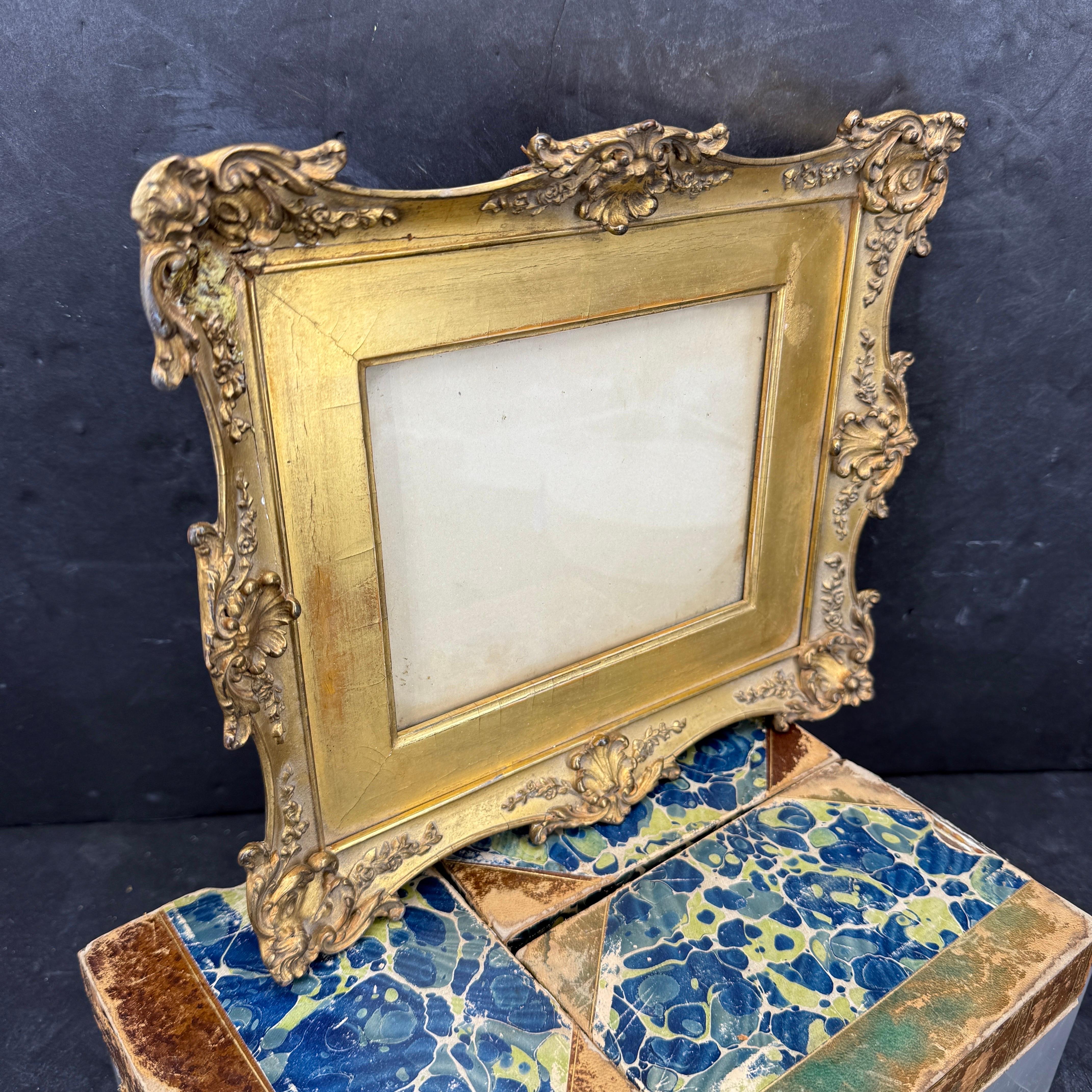 Francese Cornice d'arte rettangolare dorata in stile rococò d'epoca in vendita