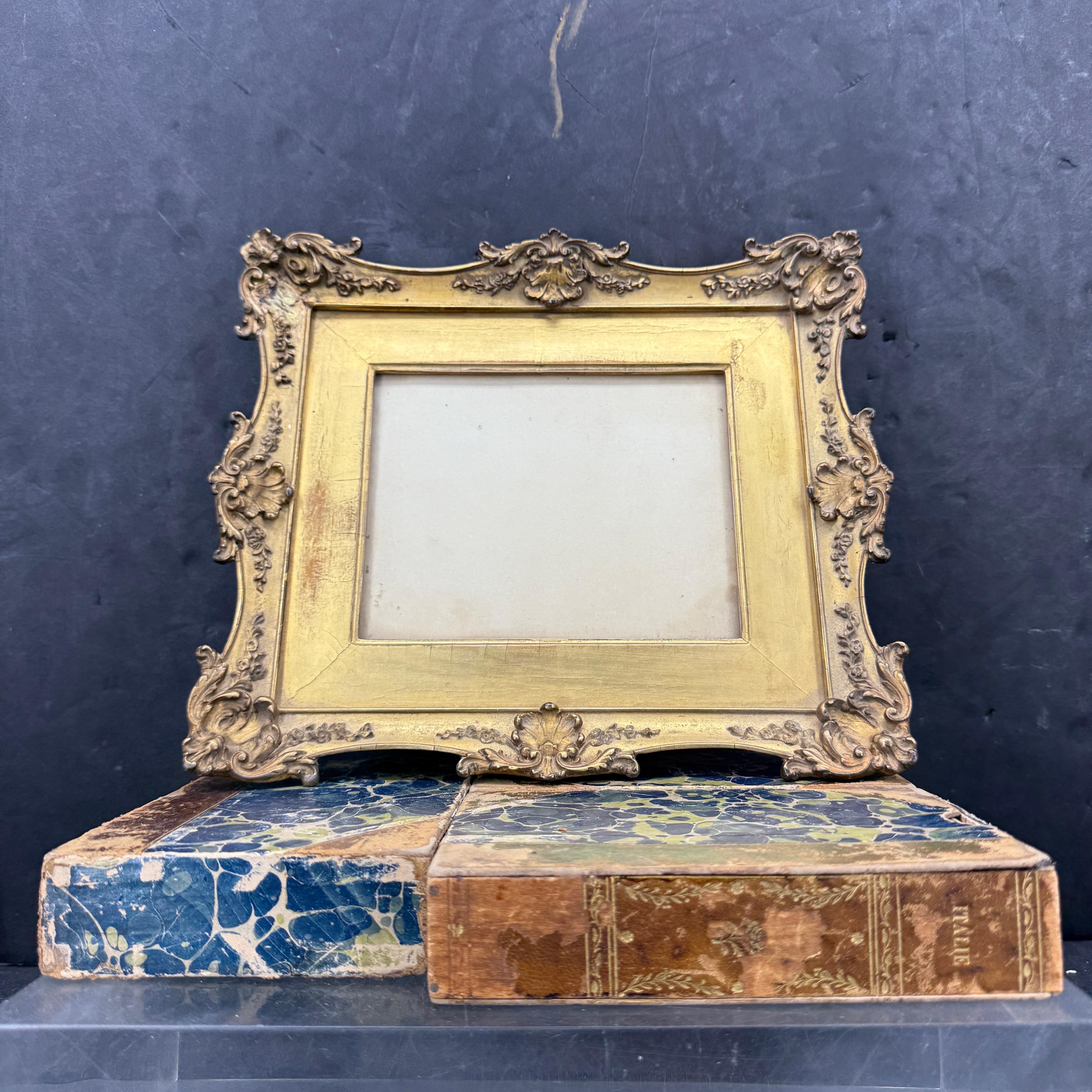XIX secolo Cornice d'arte rettangolare dorata in stile rococò d'epoca in vendita
