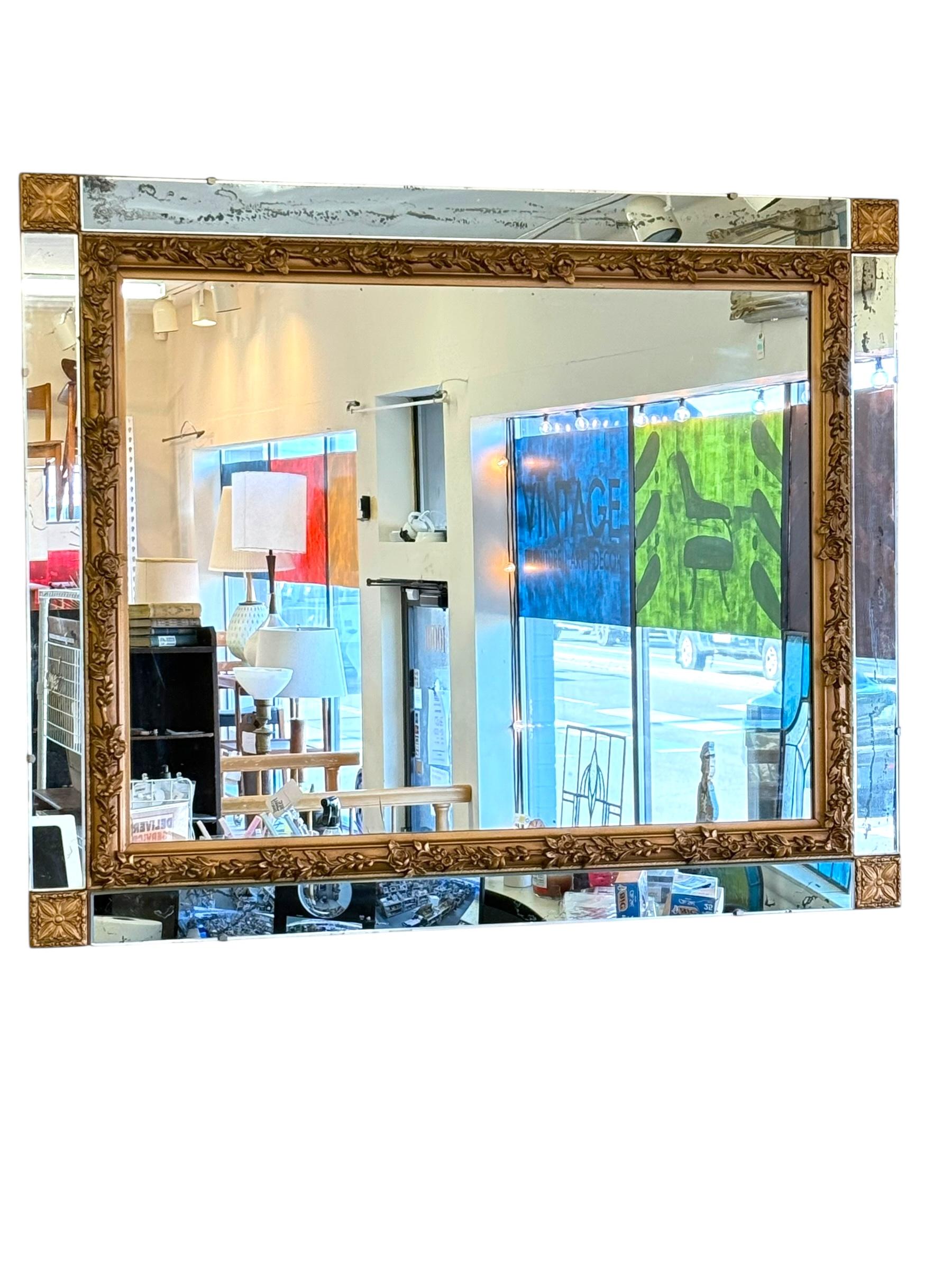 Specchio da parete ornato vintage con cornice floreale dorata e pannelli a specchio anticati - Grande specchio decorativo per ingresso o soggiorno
Questo splendido specchio da parete in stile vintage è caratterizzato da una cornice dorata ornata da