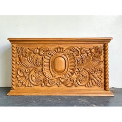 Mobile bar vintage in legno intagliato con decorazioni elaborate