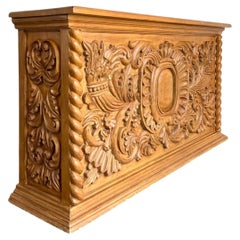 Mobile bar vintage in legno intagliato con decorazioni elaborate