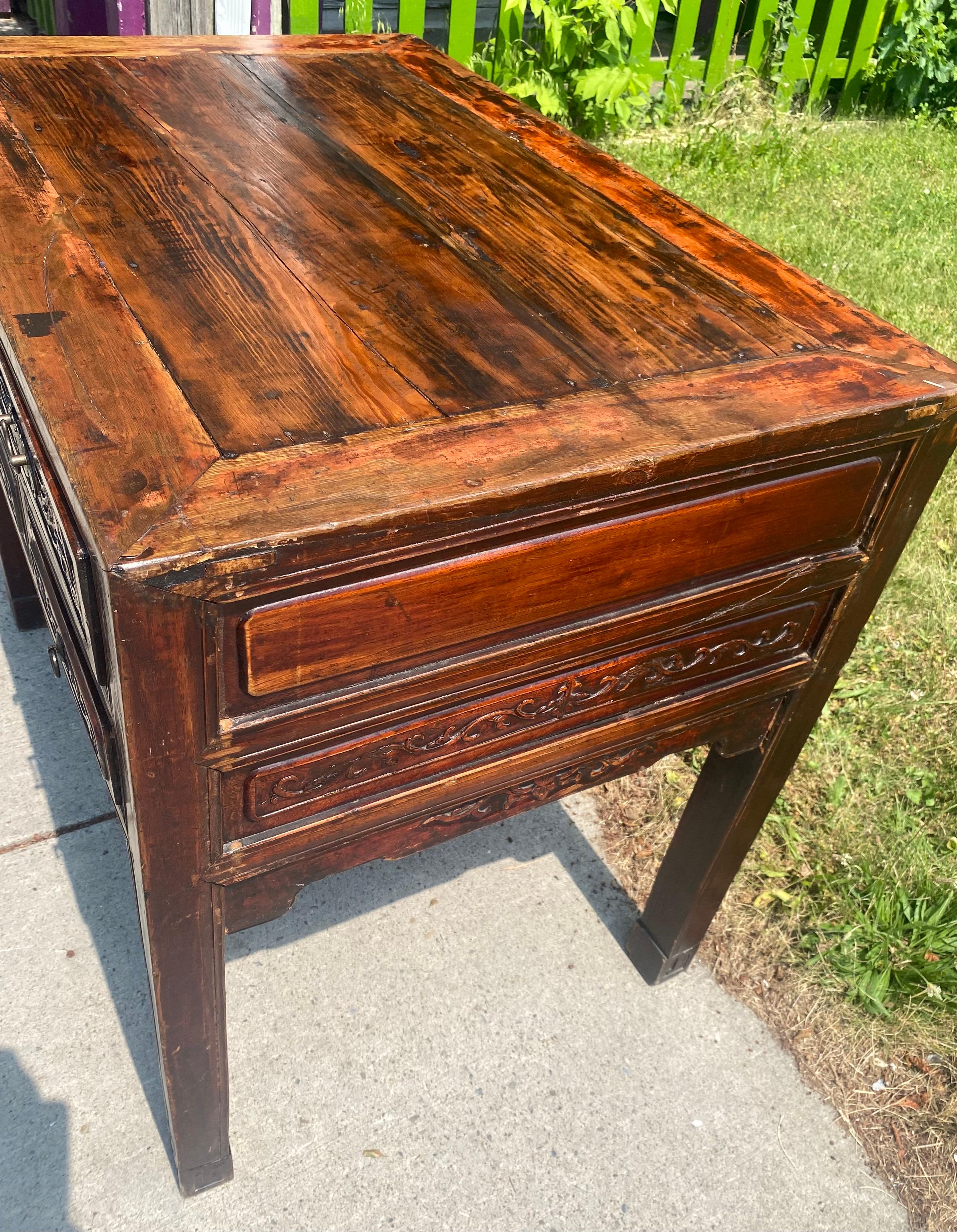 Vintage ornamentado  mesa auxiliar orientalista tallada a mano / mesa Alter en venta 3