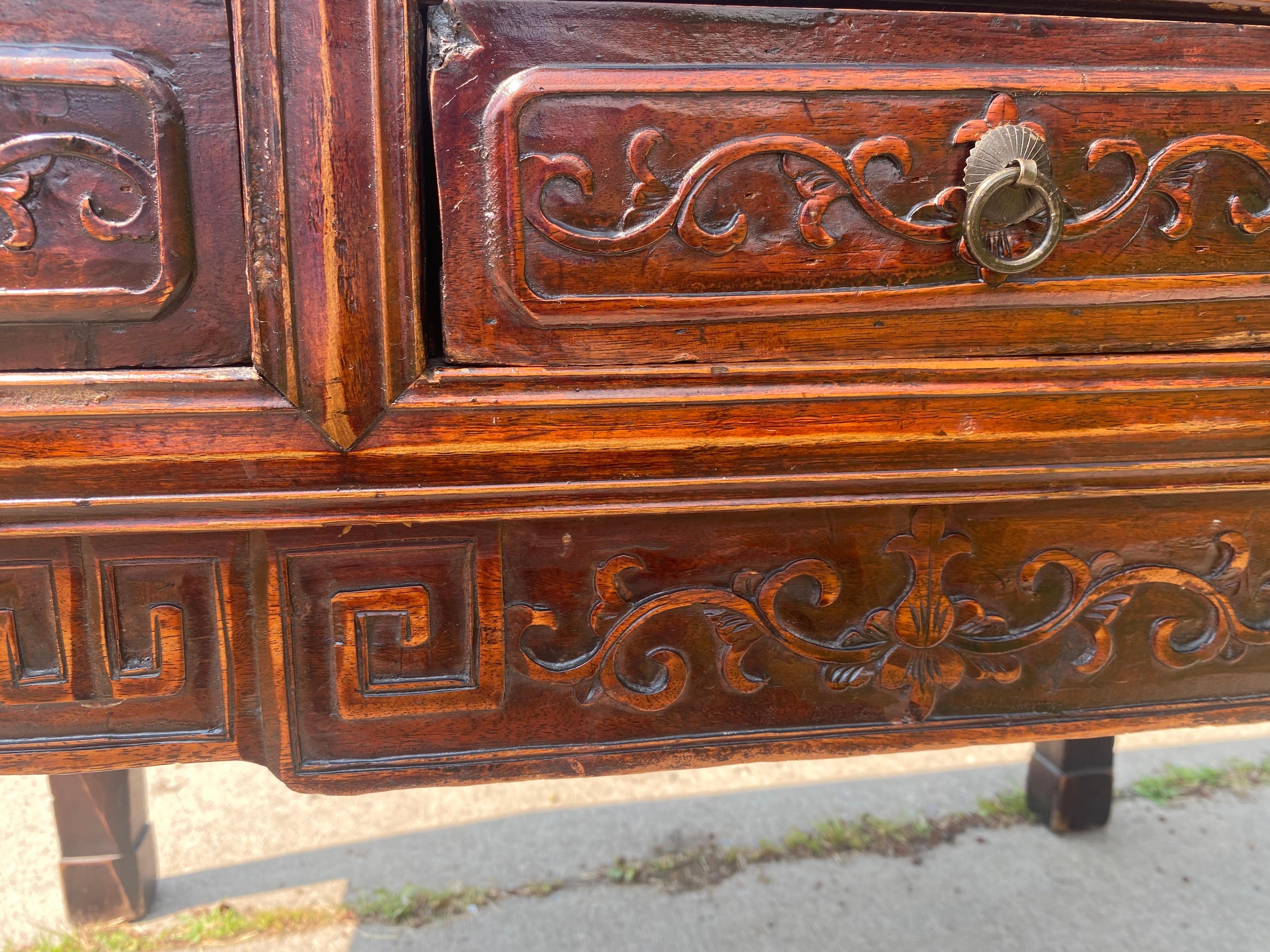 Vintage ornamentado  mesa auxiliar orientalista tallada a mano / mesa Alter Ming en venta
