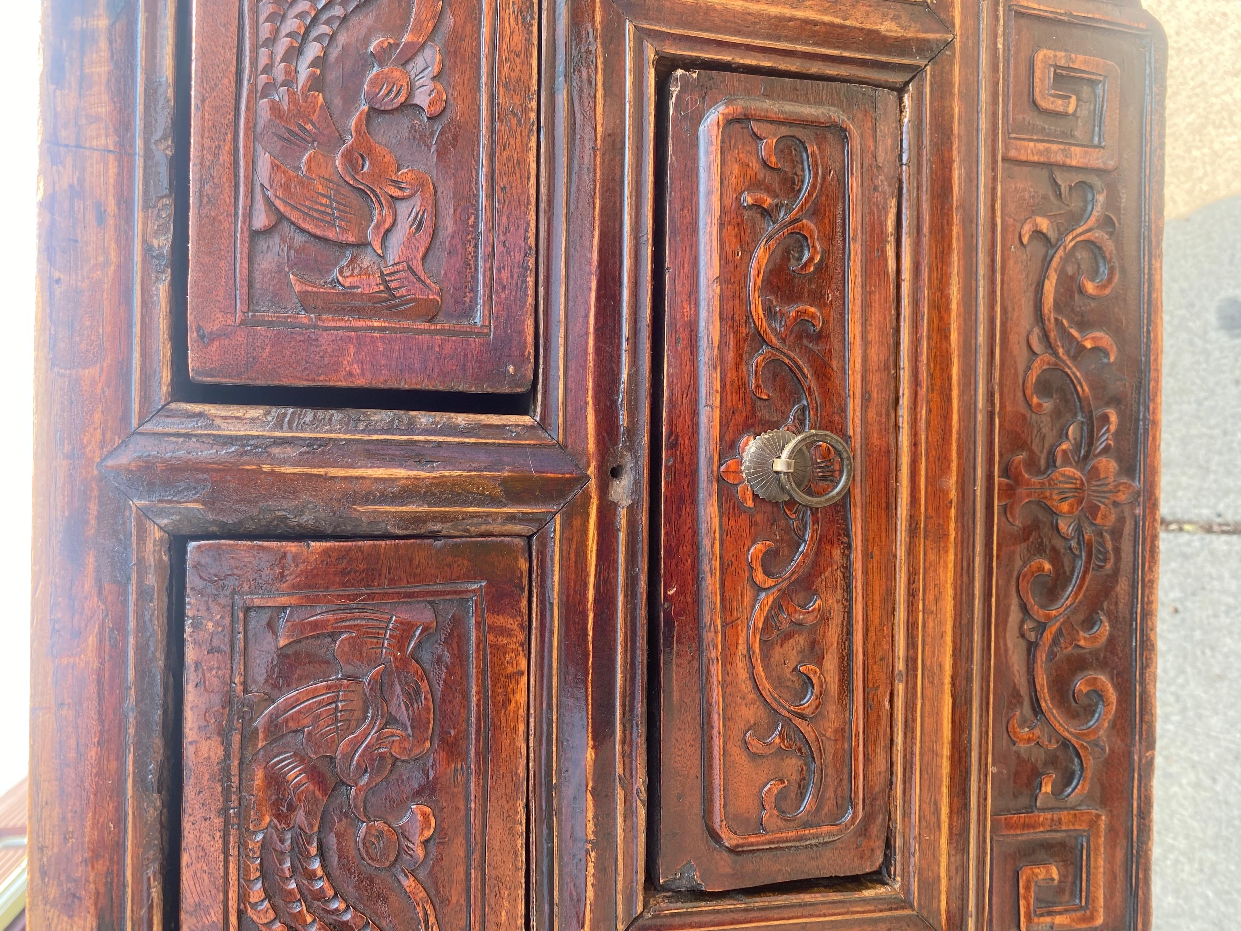 Vintage ornamentado  mesa auxiliar orientalista tallada a mano / mesa Alter Hecho a mano en venta