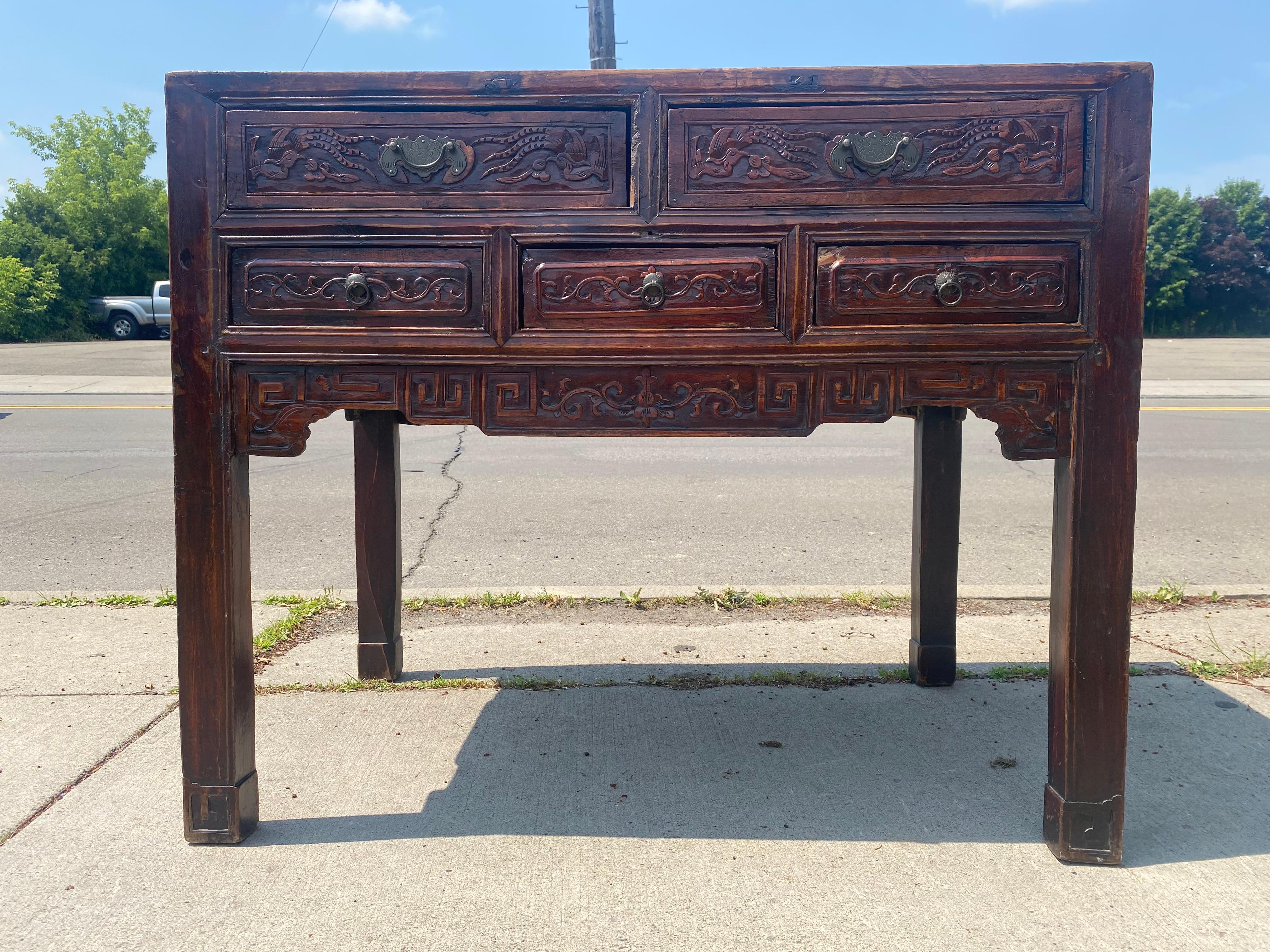 Vintage ornamentado  mesa auxiliar orientalista tallada a mano / mesa Alter en Bueno estado para la venta en Allentown, PA