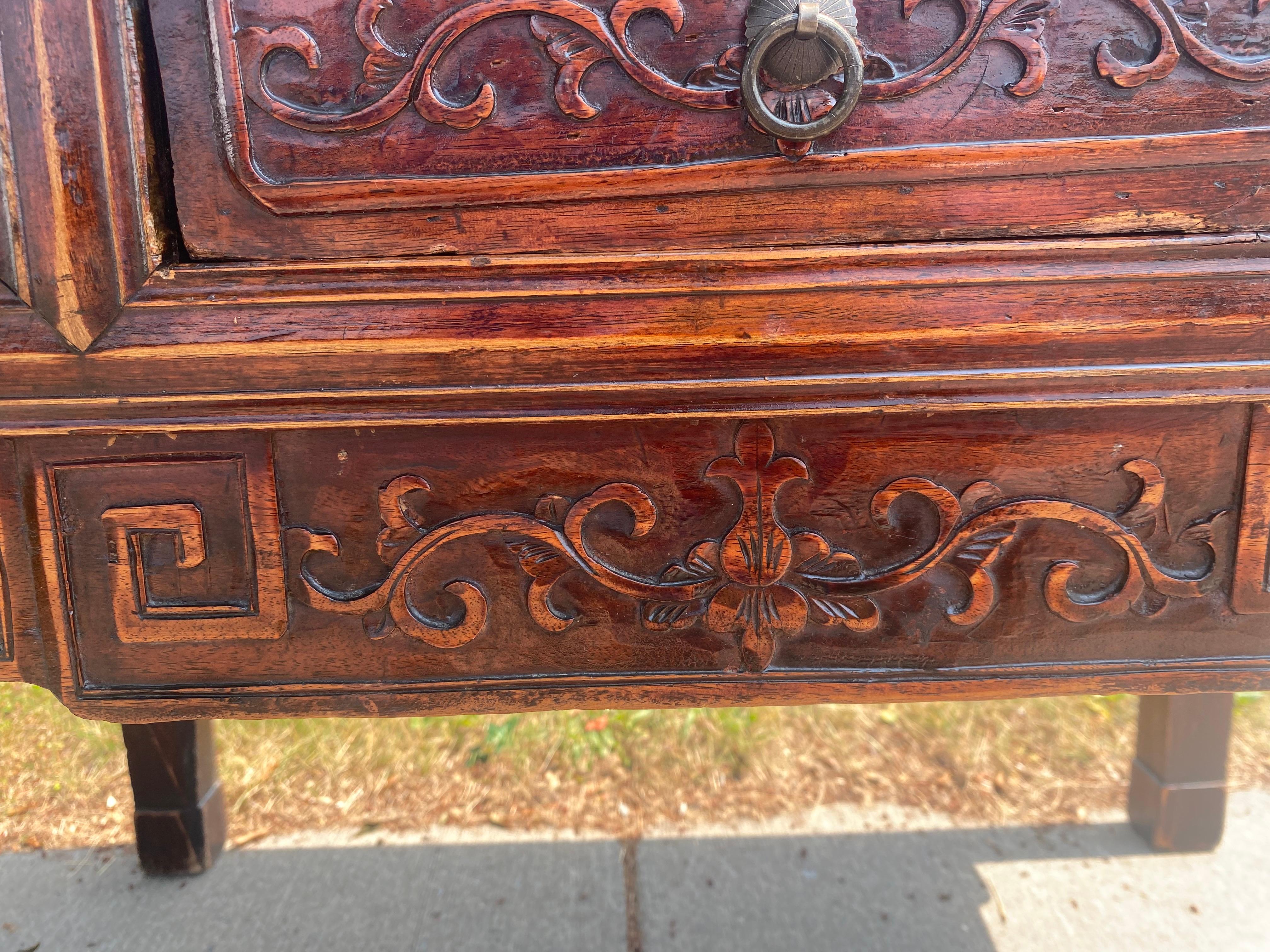 Vintage ornamentado  mesa auxiliar orientalista tallada a mano / mesa Alter Madera en venta