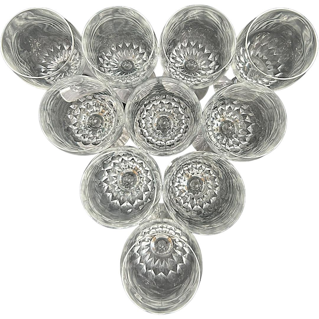 Ce set de 10 verres à vin en cristal Orrefors vous permettra d'améliorer votre expérience de dégustation de vin.  Fabriquées avec des matériaux de la plus haute qualité, ces lunettes exsudent l'élégance et la sophistication, parfaites pour toutes