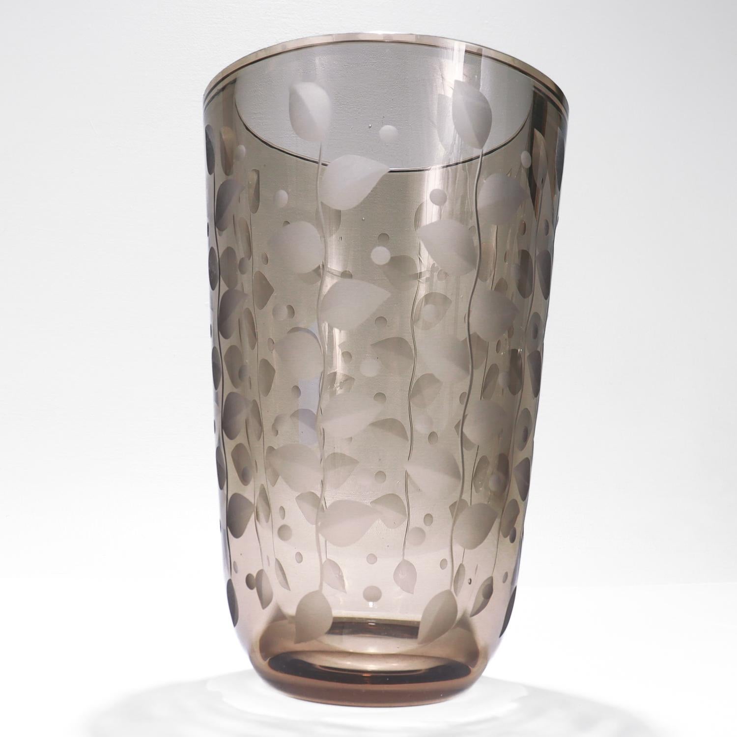 Vase d'art gris fumé Orrefors conçu par Edward Hald en vente 3