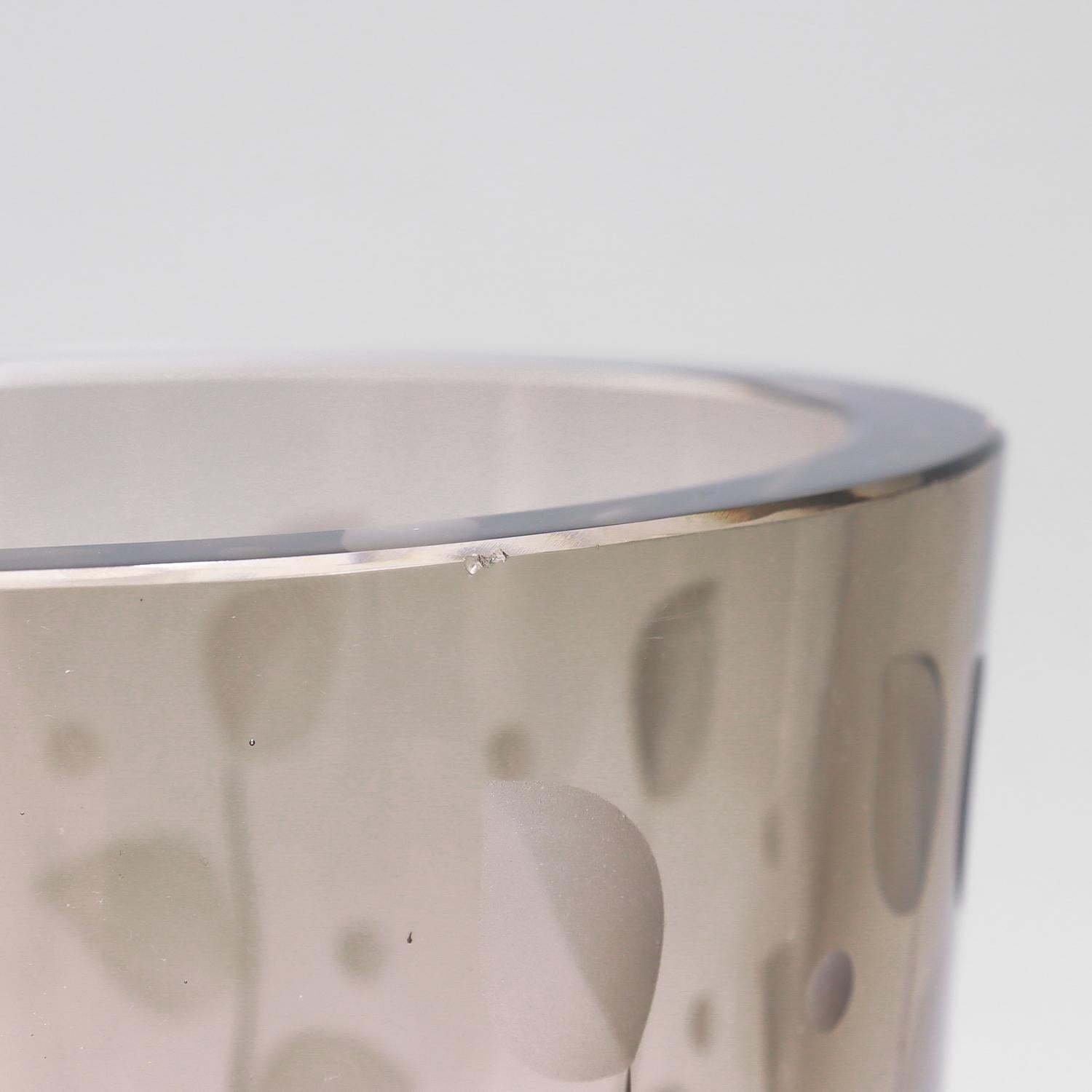 Vase d'art gris fumé Orrefors conçu par Edward Hald en vente 4
