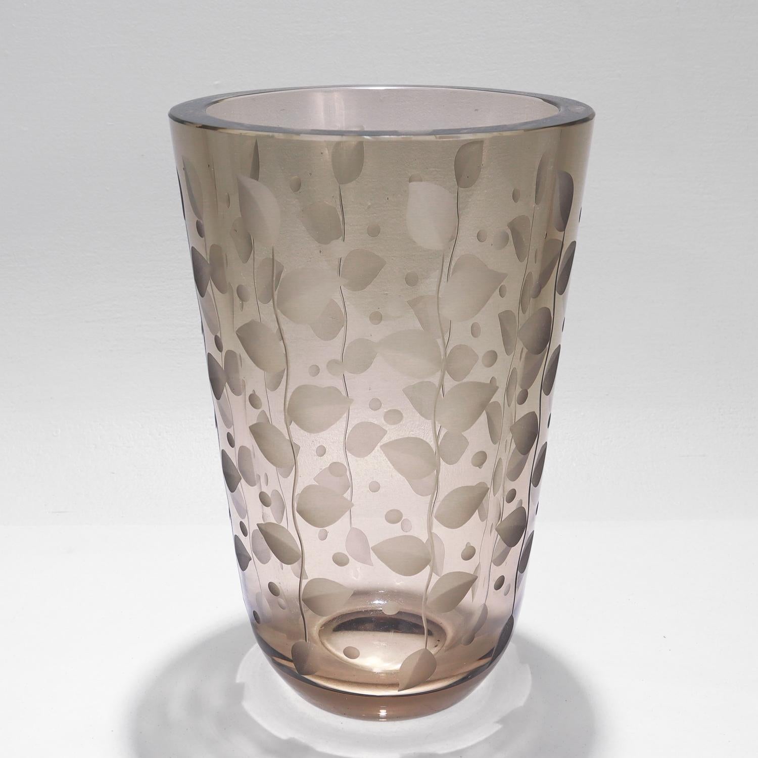 Un beau vase en verre vintage.

Conçu par Edward Wald pour Orrefors. 

En verre taillé gris avec un décor de vignes et de feuilles sur le pourtour.

Tout simplement un magnifique vase en verre d'art suédois !

Date :
20ème siècle

Condition générale