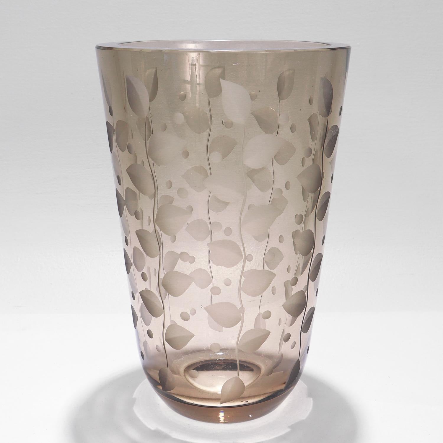 Moderne Vase d'art gris fumé Orrefors conçu par Edward Hald en vente