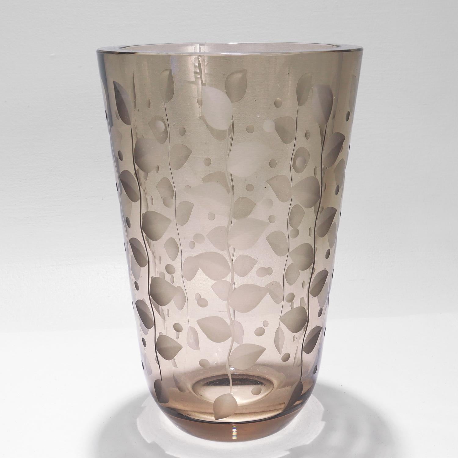 Suédois Vase d'art gris fumé Orrefors conçu par Edward Hald en vente