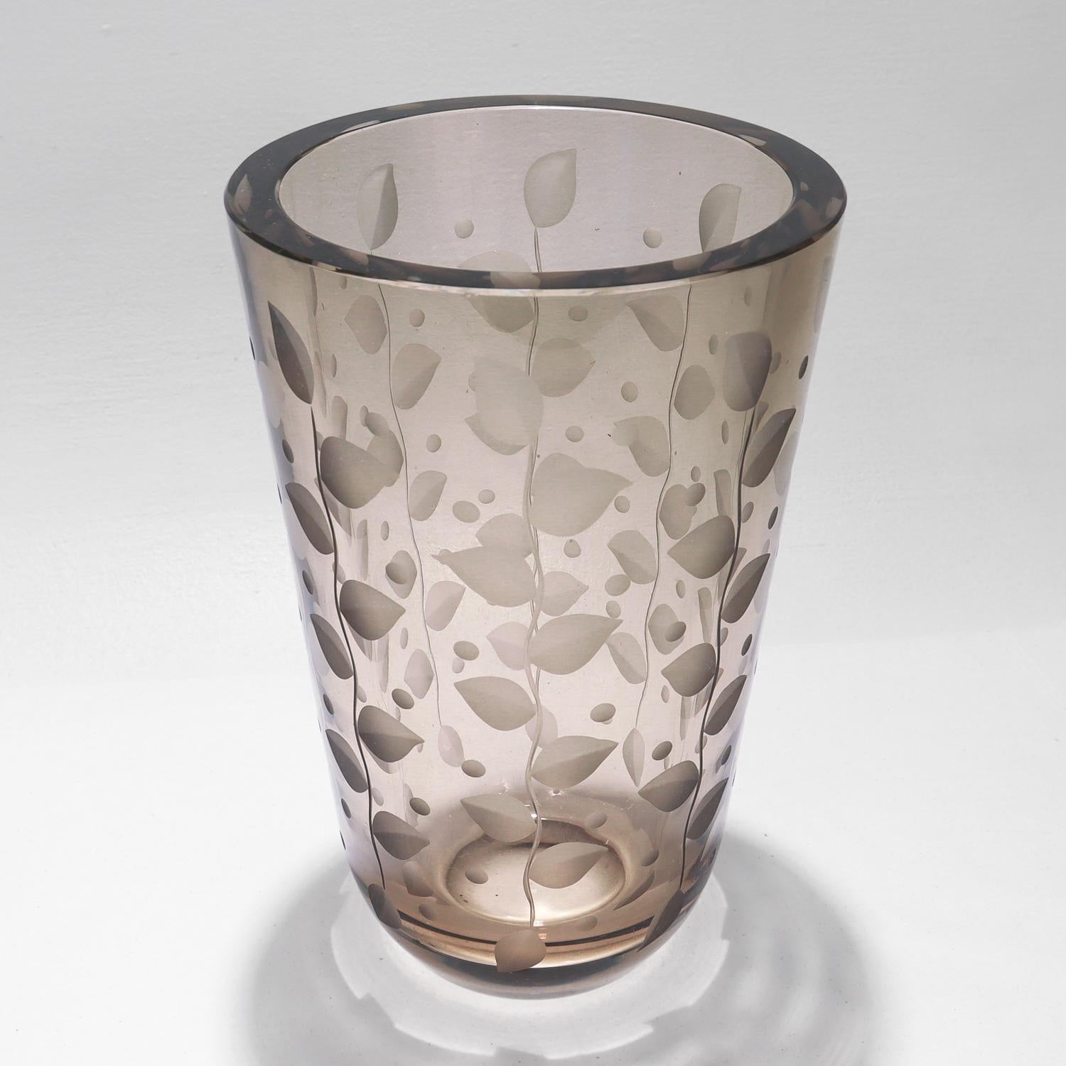 Vase d'art gris fumé Orrefors conçu par Edward Hald Bon état - En vente à Philadelphia, PA