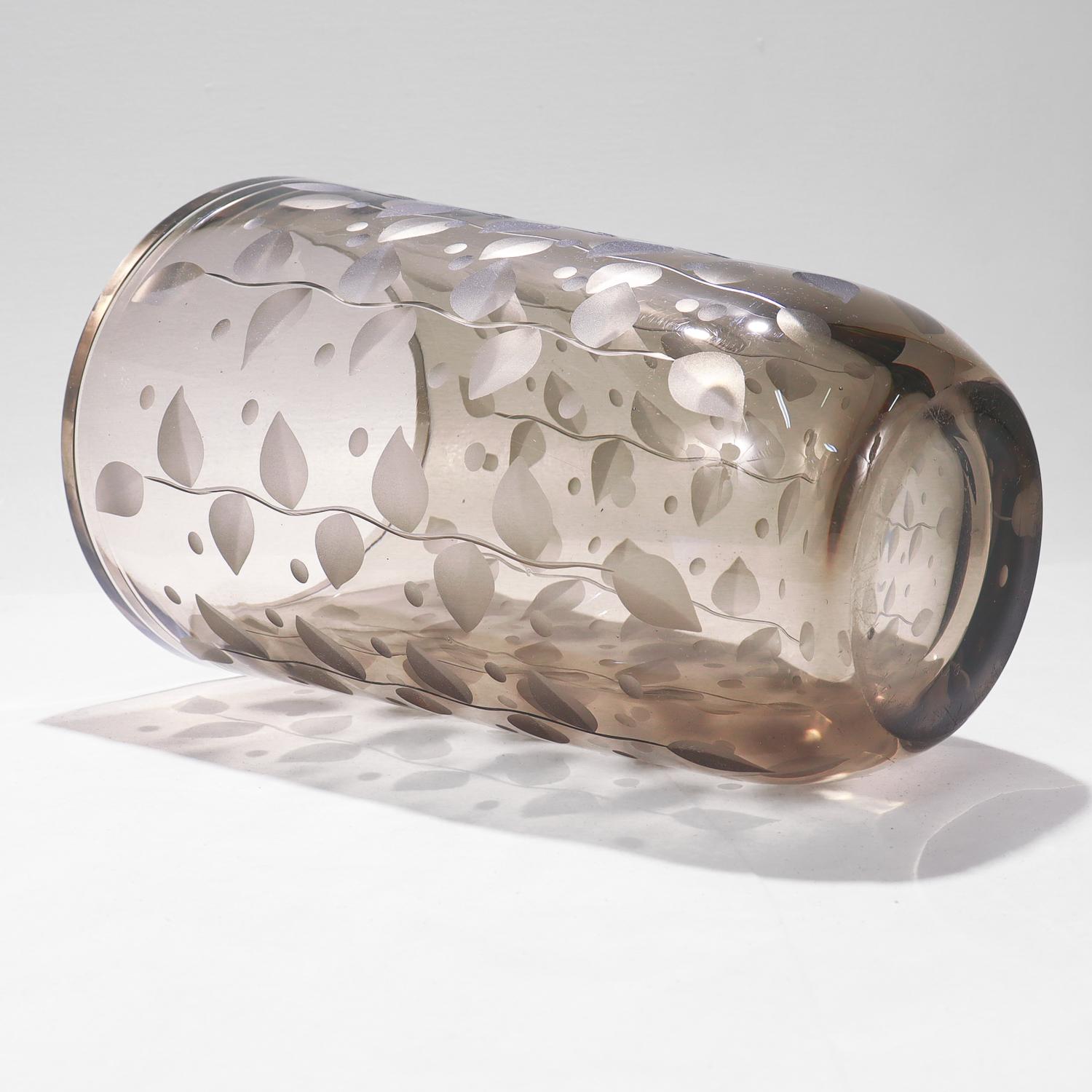 Verre d'art Vase d'art gris fumé Orrefors conçu par Edward Hald en vente