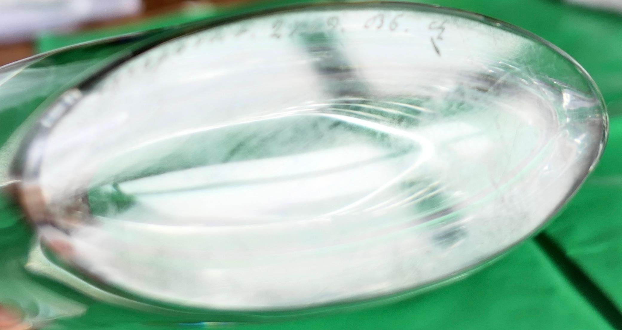 Orrefors Svezia Vaso di cristallo d'epoca inciso a mano con la ragazza che desidera la luna, firmato

Vaso speciale - piccolissima scheggiatura sul bordo superiore, a parte questo ottime condizioni.  Su un lato è incisa una ragazza o una donna con