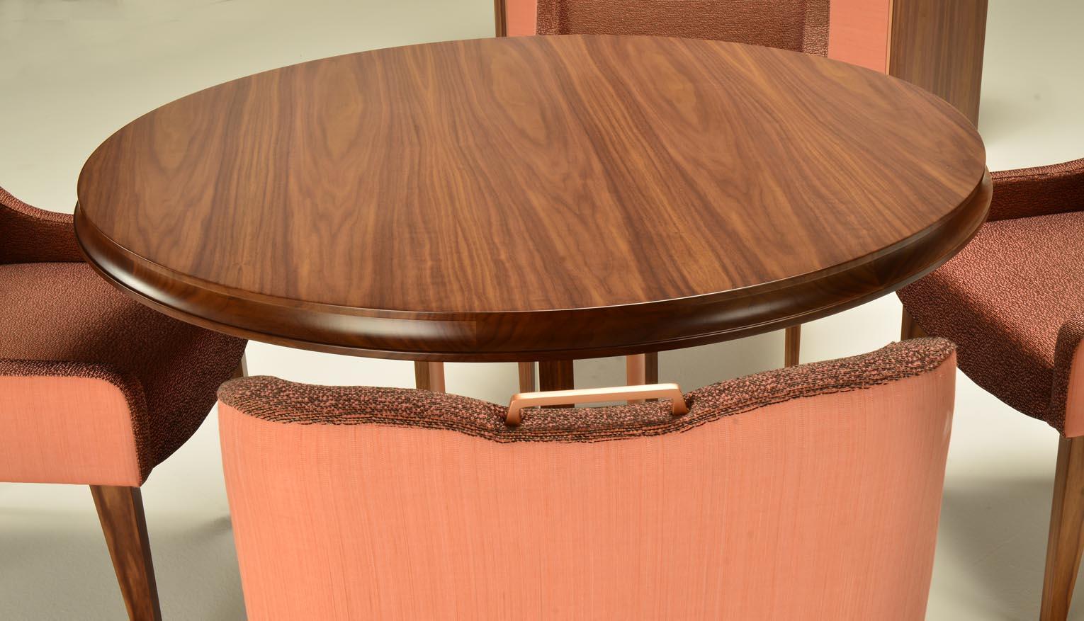 Nosh - Table de salle à manger en Noyer Américain noir mat, finition métallique or rose sur la partie interne des pieds.
cm. 120Ø*76h.
 