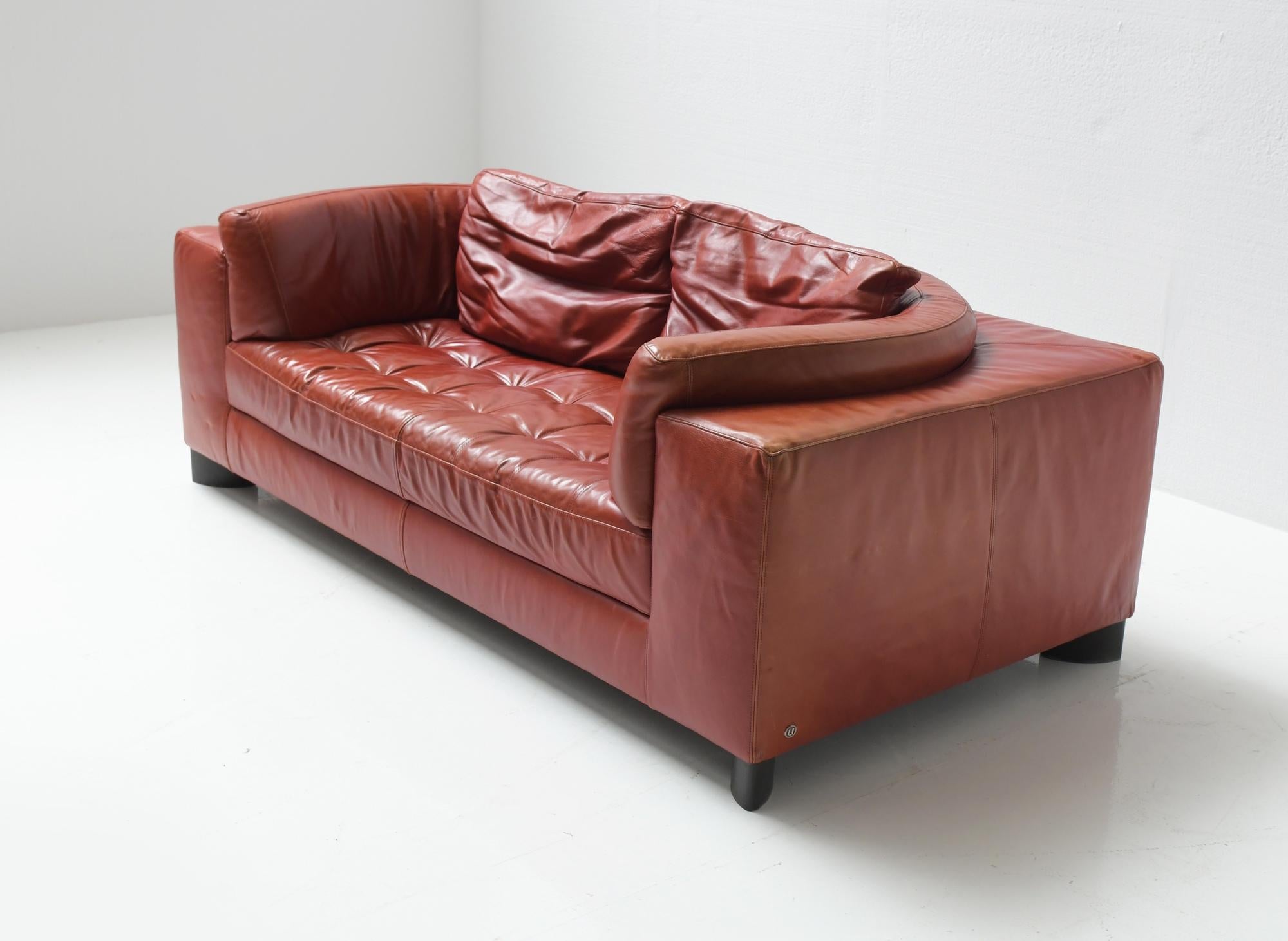 Rare vintage loveseat in its original oxblood leather with a stunning patina.
Produced by Natuzzi Italy

Good vintage condition.