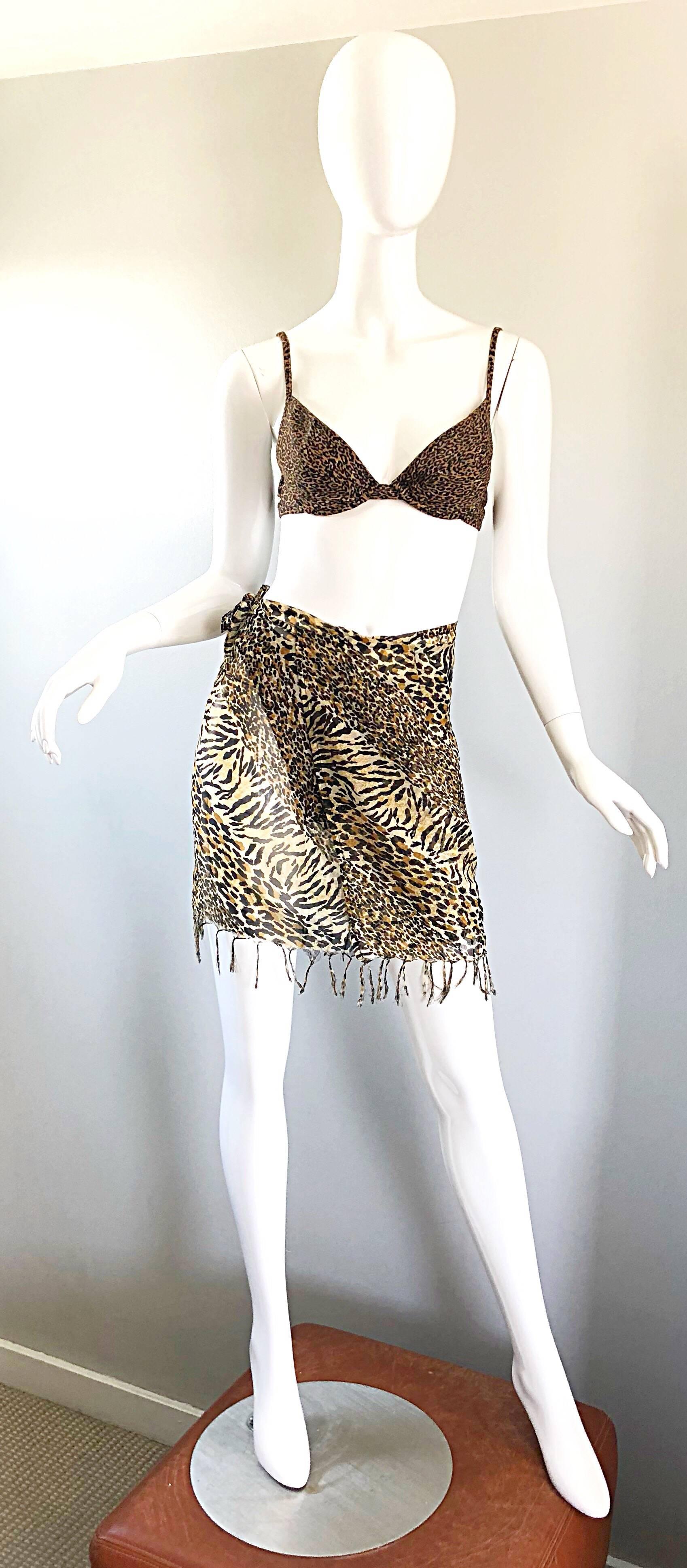 Sexy 1980s OSCAR DE LA RENTA leopard / cheetah animal print three piece bikini ensemble! Features a chic current trend high waist. Top can be worn traditional or in a racerback style, and features adjustable straps and clasp closure at center back.