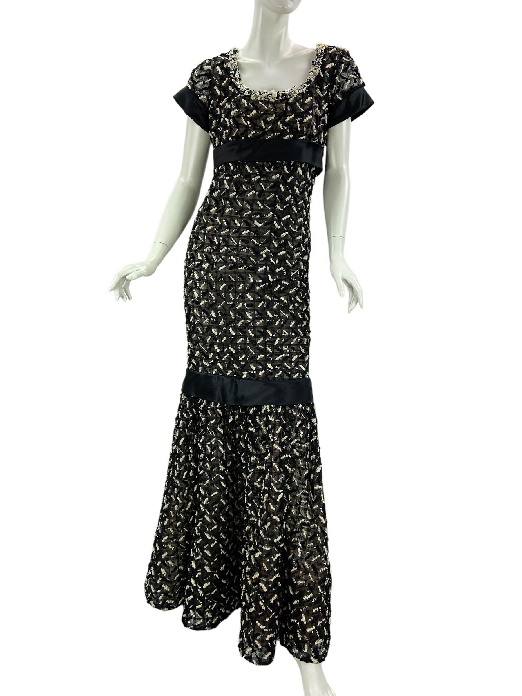 Vintage Oscar de la Renta Black Beaded & Embroidered Dress 
2009 Collection 
Size label missing, approx. size 6 ( please check our measurements )
Black tulle embellished with white and black embroidery, black sequins. Dress finished with black satin