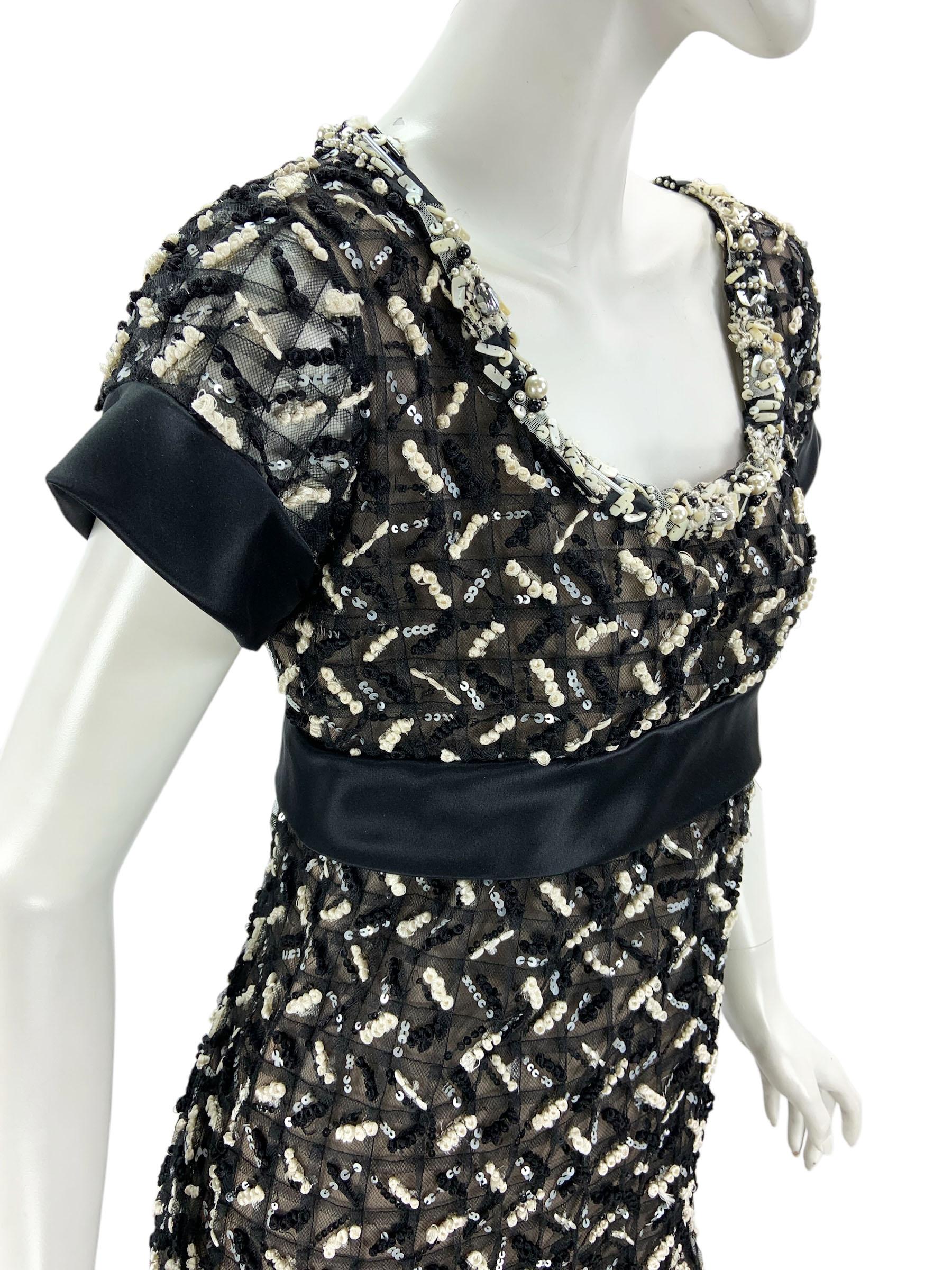 Vintage Oscar de la Renta 2009 Collection Black Beaded & Embroidered Dress 6 For Sale 3