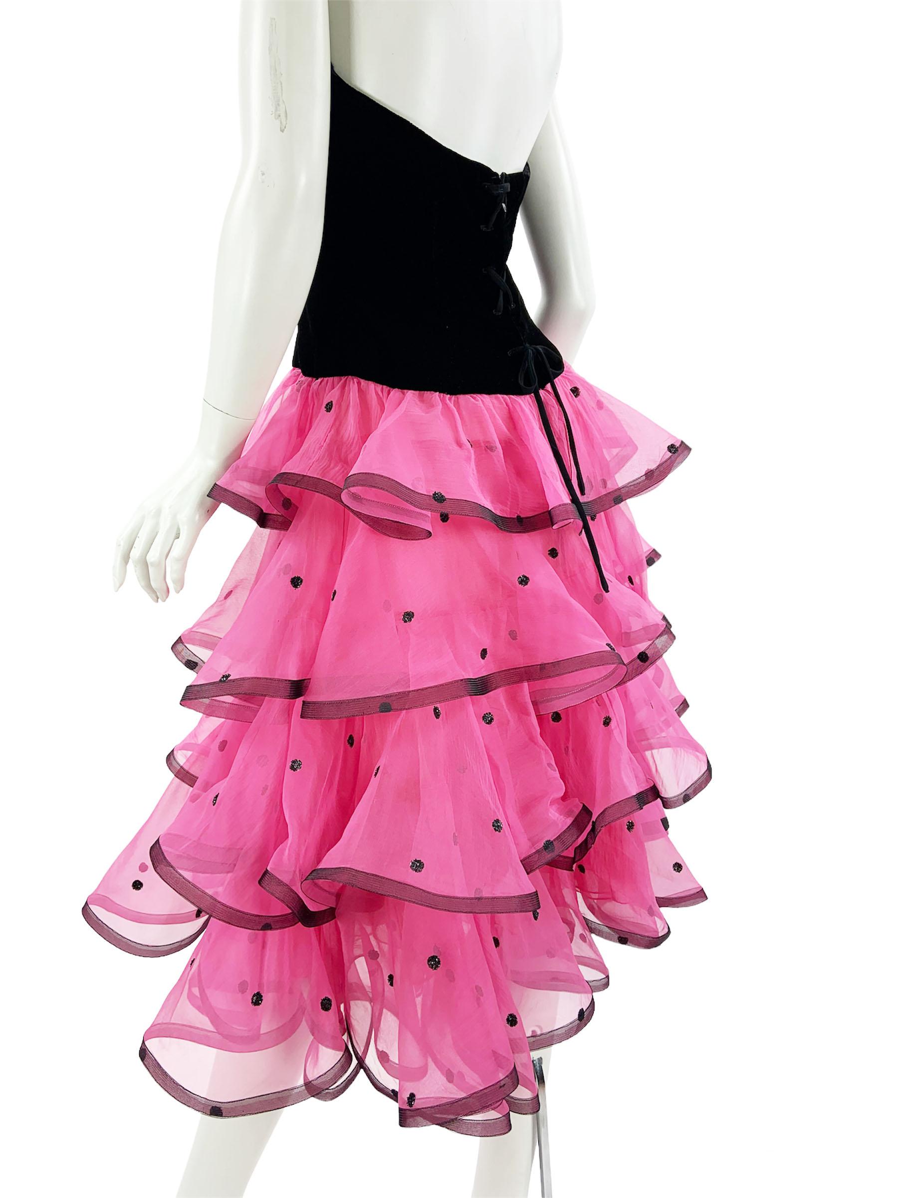 Vestido de cóctel vintage Oscar De La Renta de terciopelo negro con volantes rosa US 8 en Excelente estado para la venta en Montgomery, TX