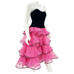 Robe de cocktail vintage Oscar de la Renta en velours noir à volants roses taille US 8