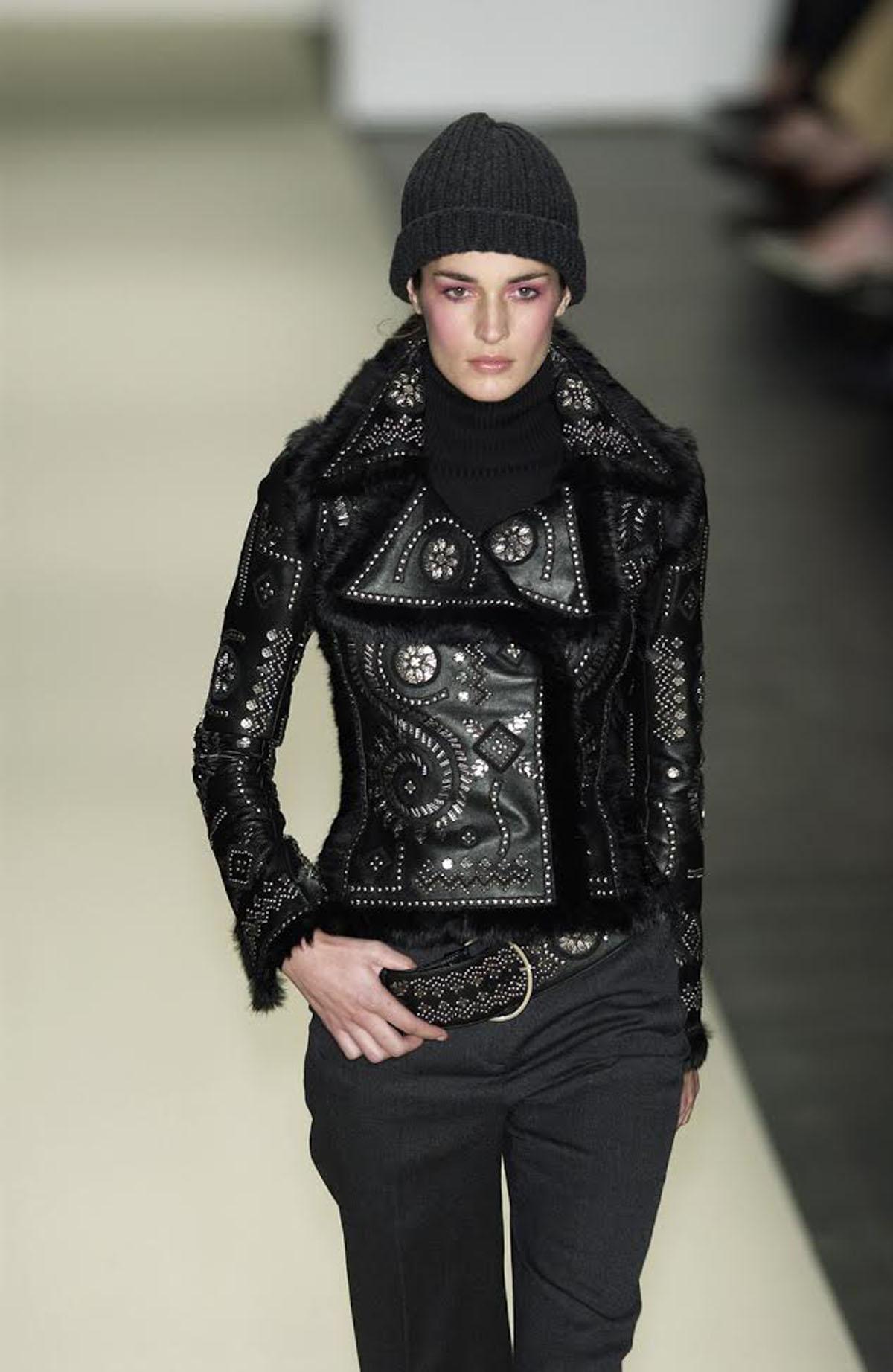 Oscar De La Renta 
Giacca in pelle 100% con rifiniture in FOX, incredibilmente abbellita
Taglia USA 6
Colore - Nero
100% vera FOX, borchie in argento, chiusura con bottoni a pressione, completamente foderato - 100% seta.
Misure: Lunghezza - 22