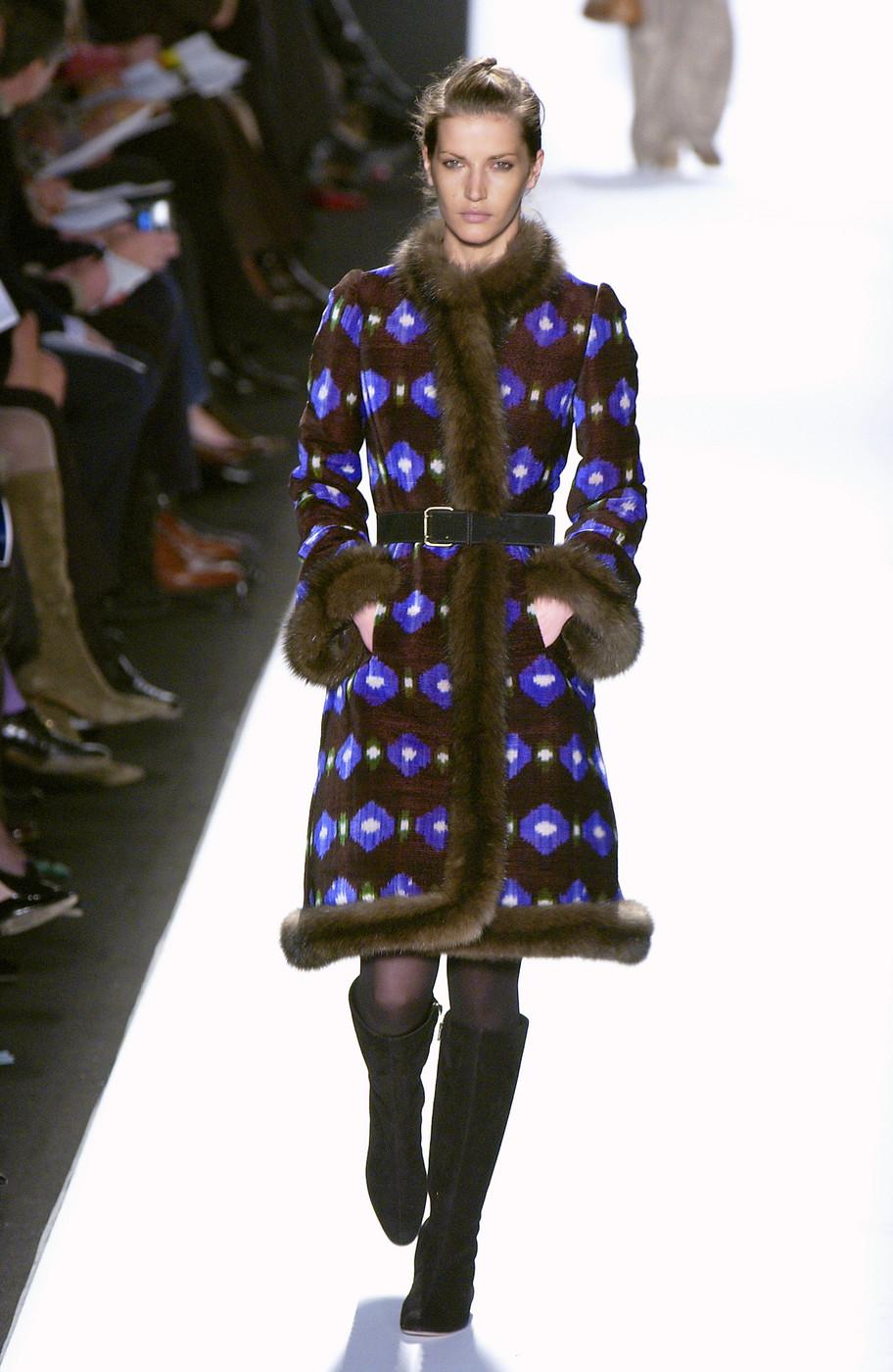 Vintage Oscar De La Renta, cappotto in seta con stampa ikat e bordi in zibellino
Collezione passerella A/I 2005
Taglia US - 6
Seta marrone scuro con stampa ikat blu e verde.
Profili in vero zibellino, Due tasche laterali, Completamente foderato,