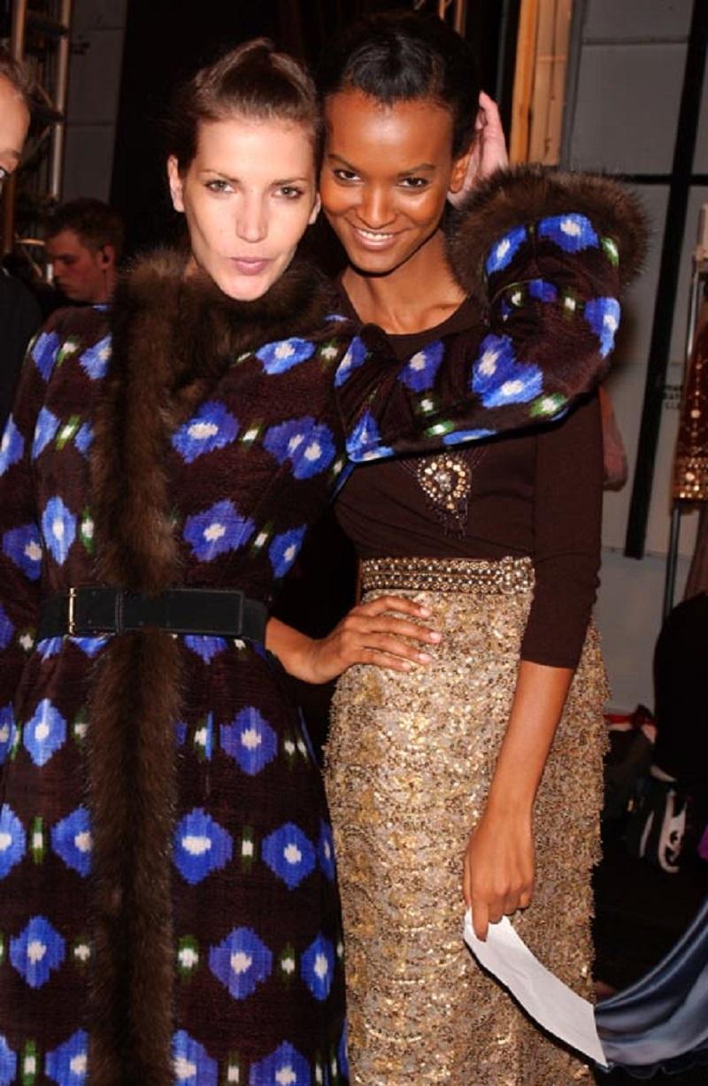 Donna Oscar De La Renta Vintage A/I 2005 Cappotto in seta con stampa ikat e finiture in zibellino US 6 in vendita