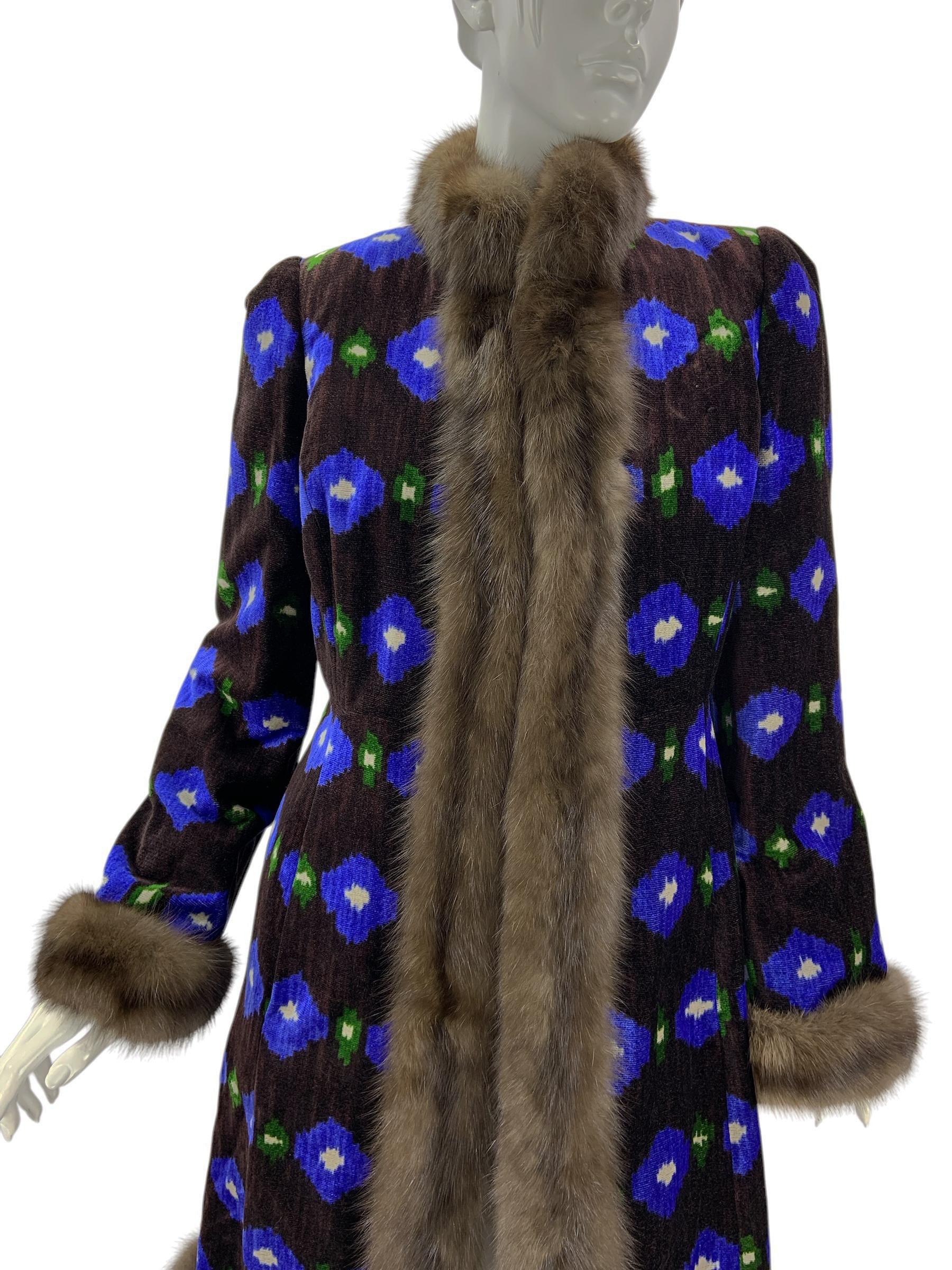 Oscar De La Renta Vintage A/I 2005 Cappotto in seta con stampa ikat e finiture in zibellino US 6 in vendita 2