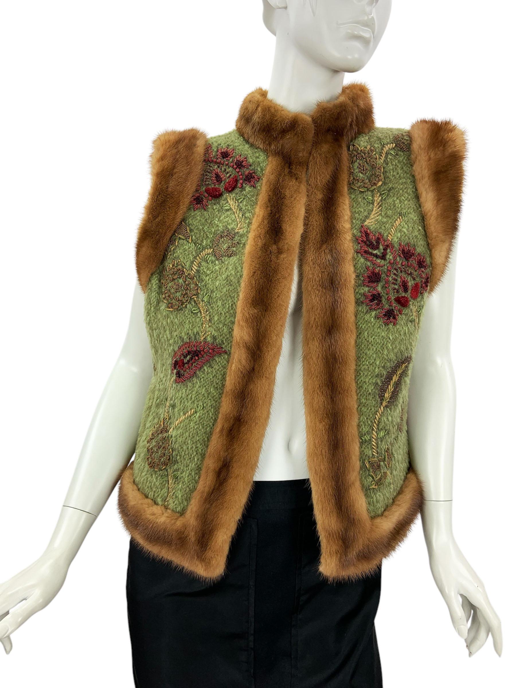 Vintage Oscar de la Renta Sable Trim Embroidered Vest
FW 2000 Runway
US size - 6 ( please check measurements )
Warm embroidered and sable trim vest, side pockets, open style.
Measurements: Length - 23 inches, Bust - 38 inches.
Excellent condition.
