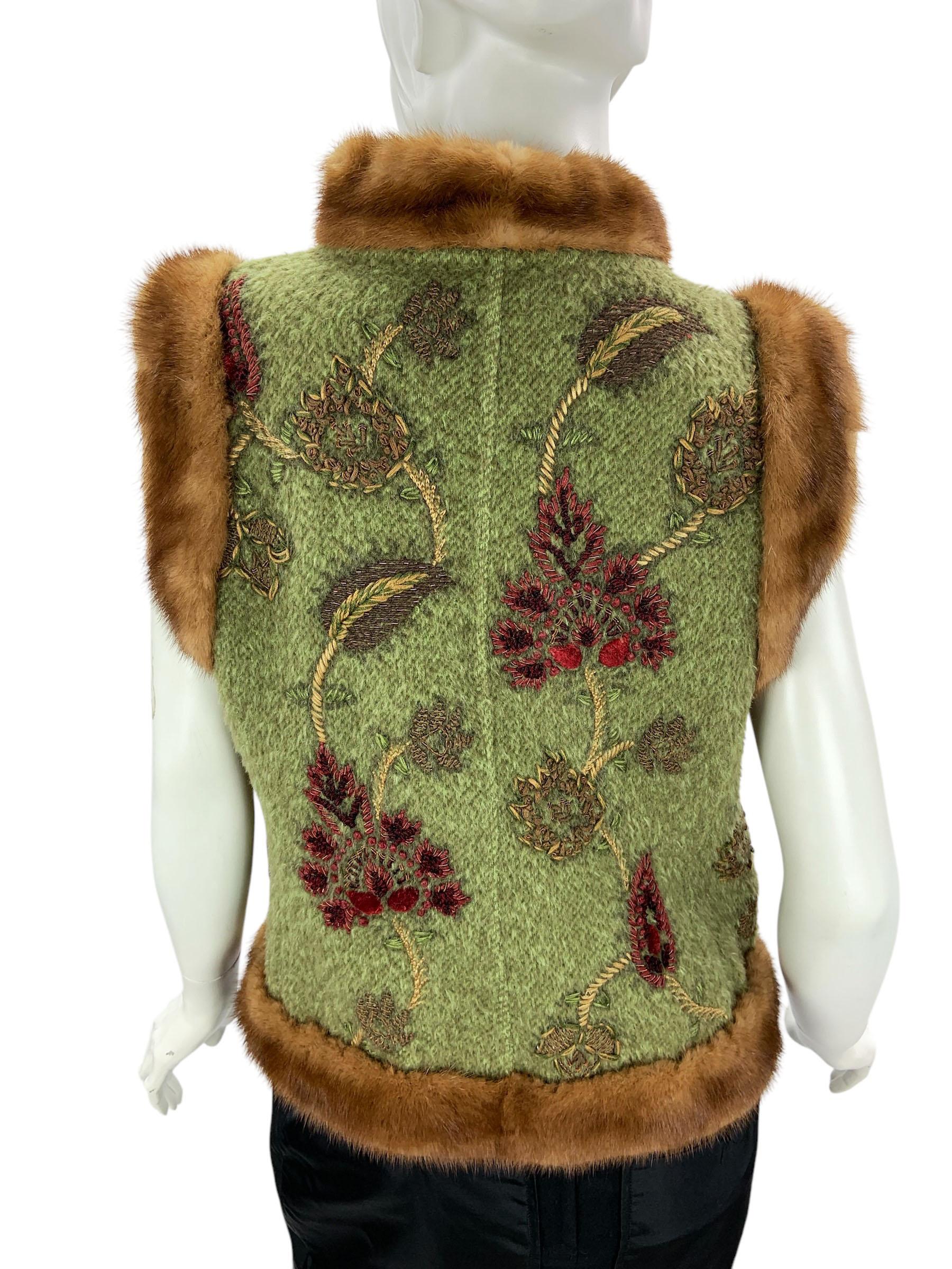 Vintage Oscar de la Renta FW 2000 Runway Sable Trim Embroidered Vest US 6 In Excellent Condition For Sale In Montgomery, TX