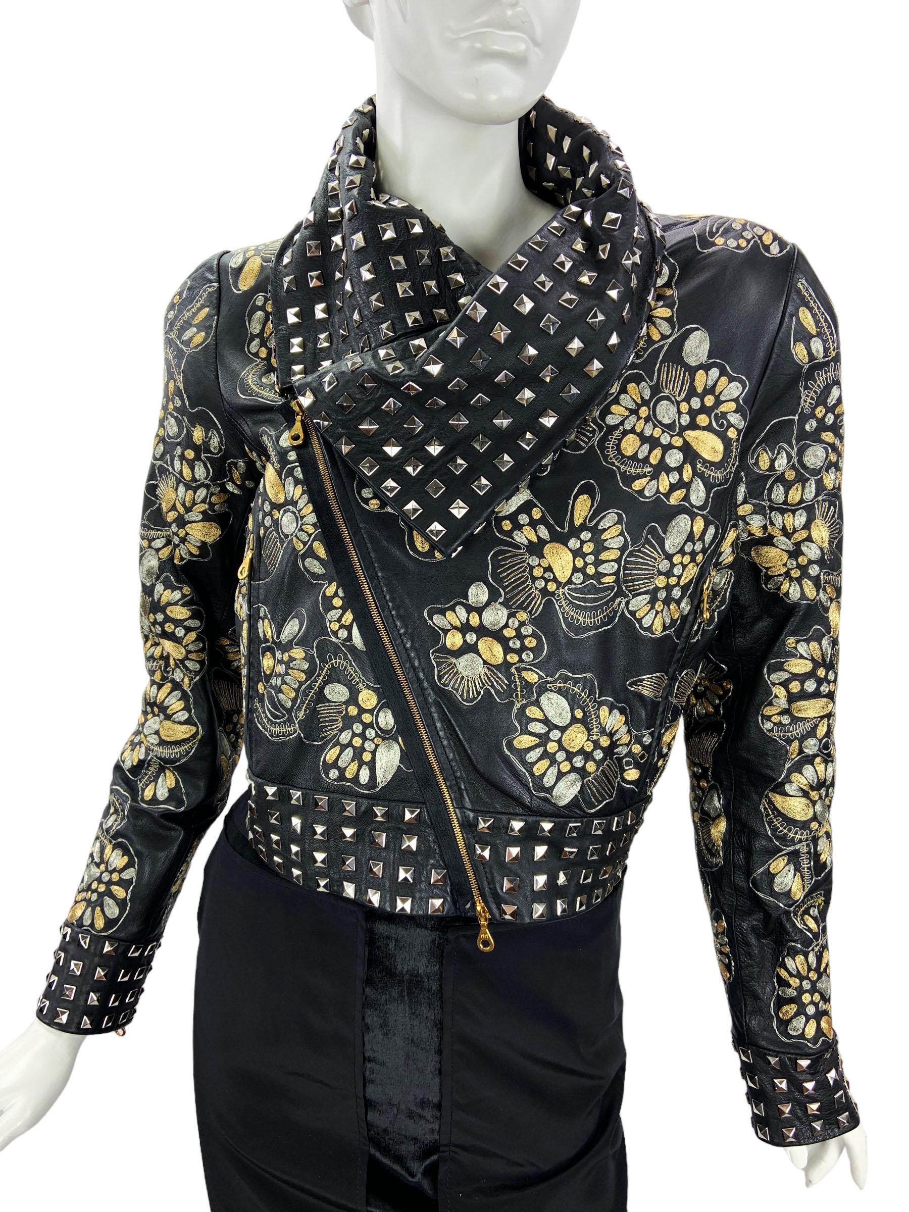 Oscar De La Renta Vintage Chaqueta de piel negra totalmente embellecida
Colección FW 2009
Talla US - 6
100% Piel, Bordado Exclusivo en Tono Plateado y Dorado de Hilos Metálicos en la Decoración Ornamental. Cuello, cintura y puños sobredimensionados