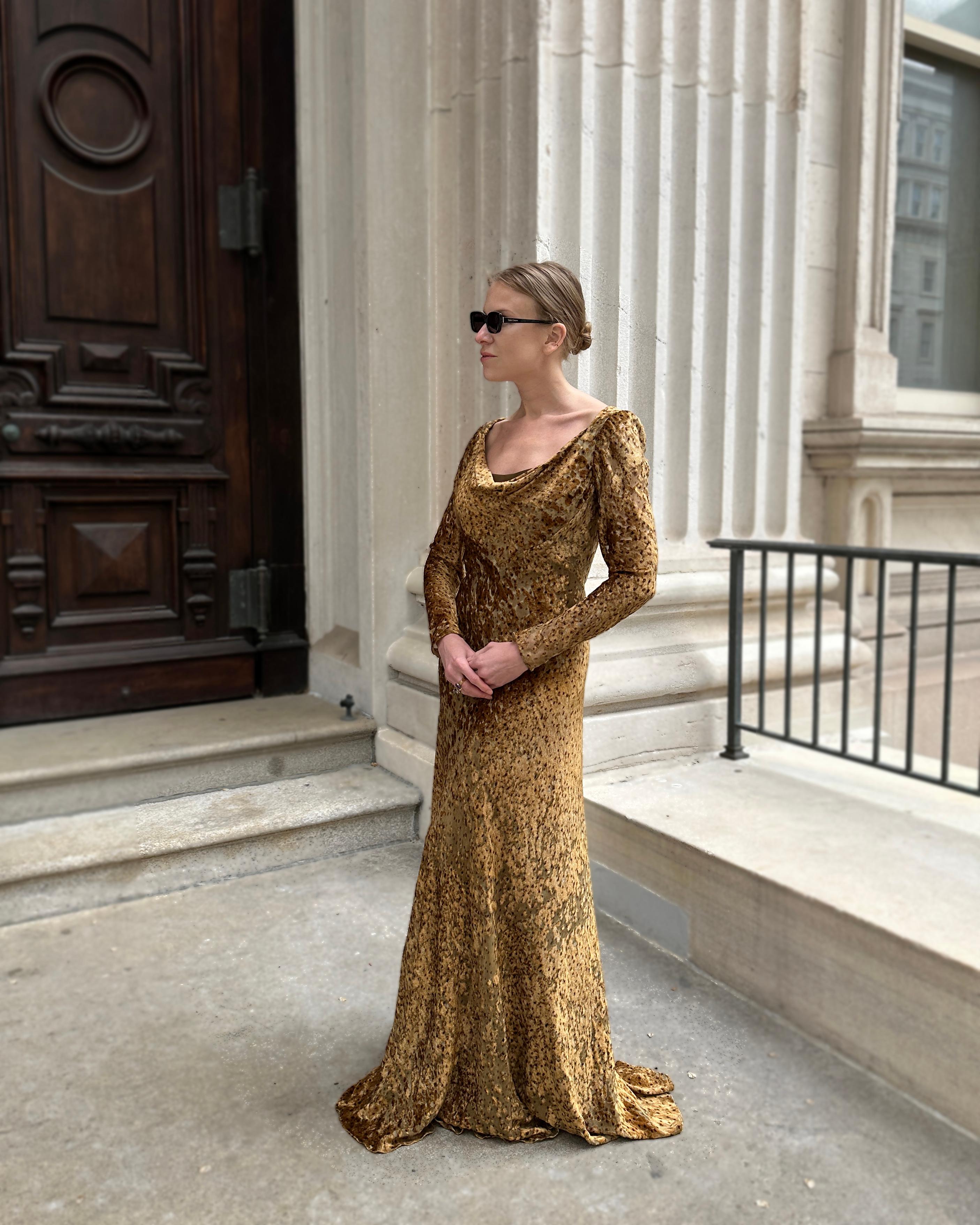 This show-stopping vintage Oscar de la Renta velvet gown is a masterpiece of a dress, with couture-level details throughout. The devoré velvet with a subtle tonal animal print in a sublime shade of gold is bias-cut, for the most flattering fit