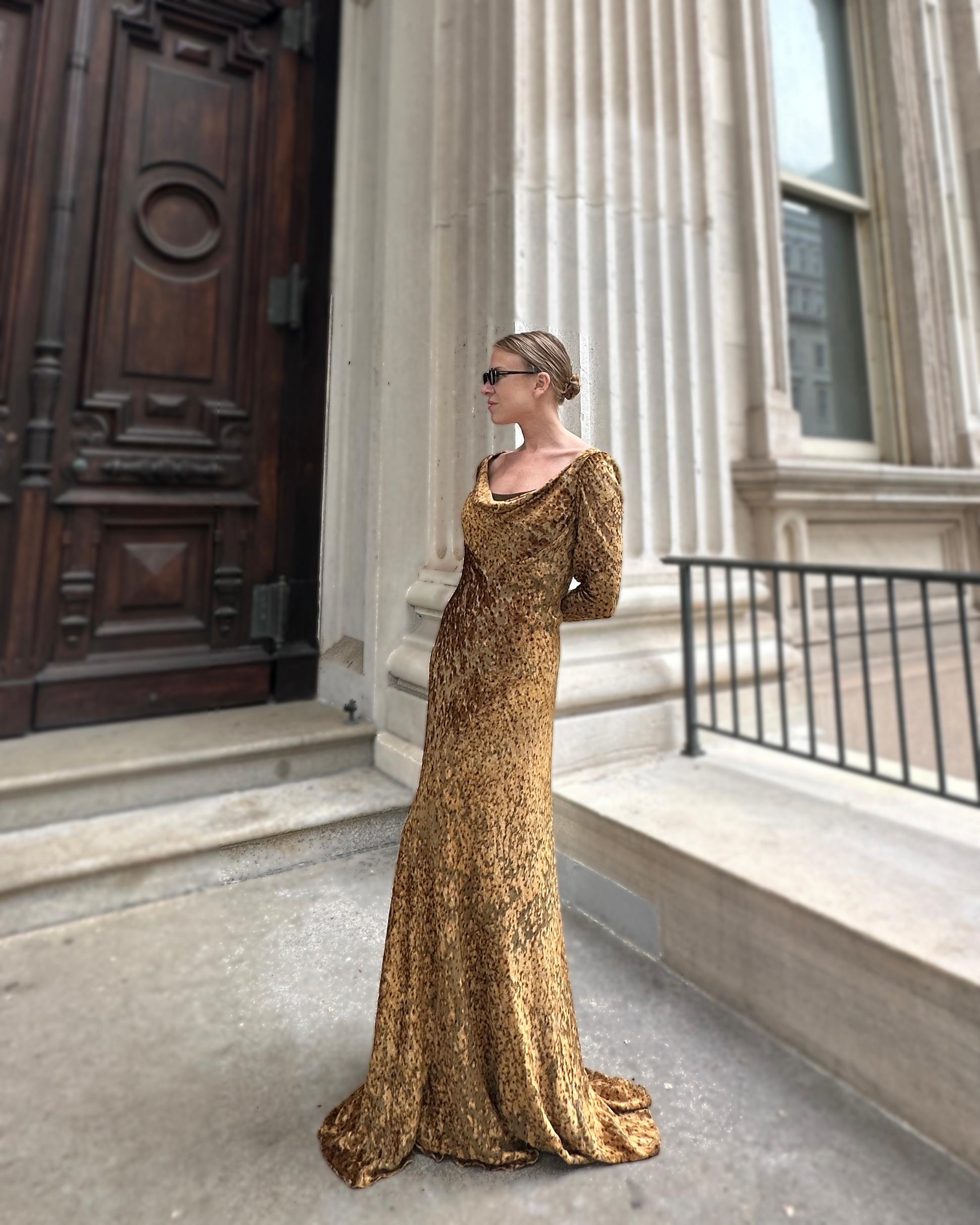 Vintage Oscar de la Renta Long Sleeve Velvet Gown In Excellent Condition In New York, NY