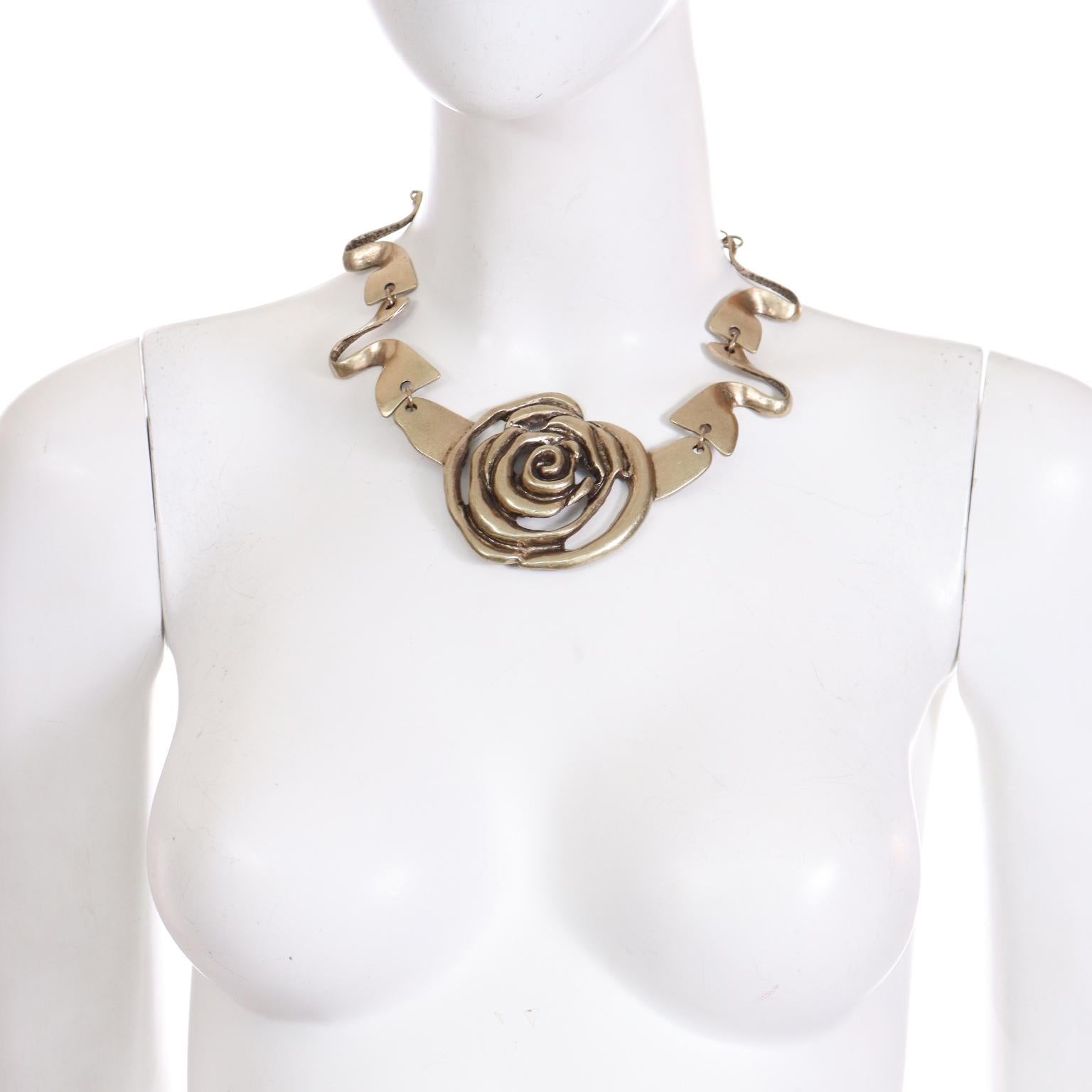 Il s'agit d'un joli collier Oscar de la Renta avec une grande rose centrale découpée. Ce merveilleux collier comporte des maillons ondulés et une longue chaîne réglable à l'arrière. Cette pièce a un aspect brutaliste forgé à la main, avec un dessous