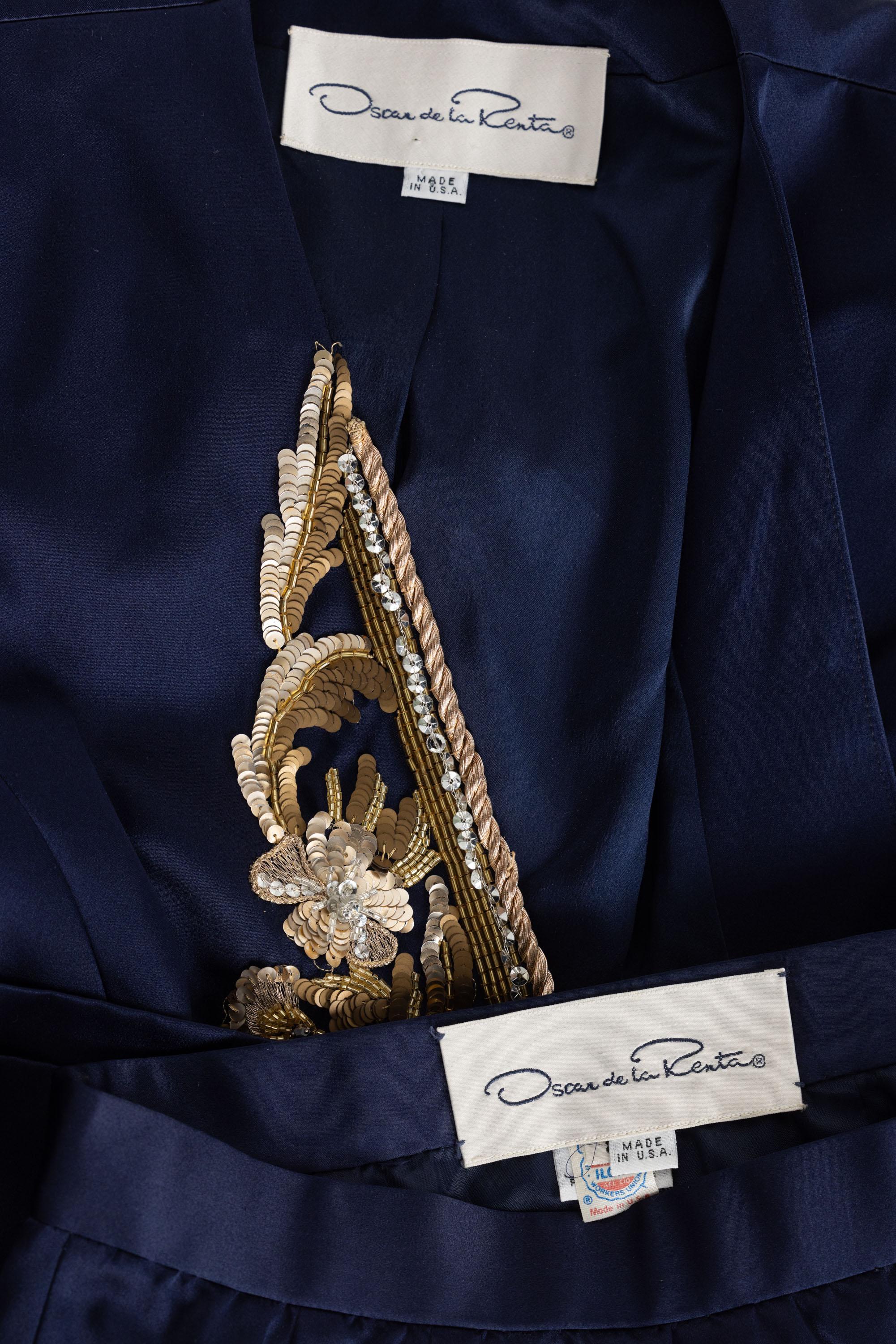 Tailleur jupe vintage Oscar de la Renta en satin bleu marine orné d'or, A/H 1992 en vente 5