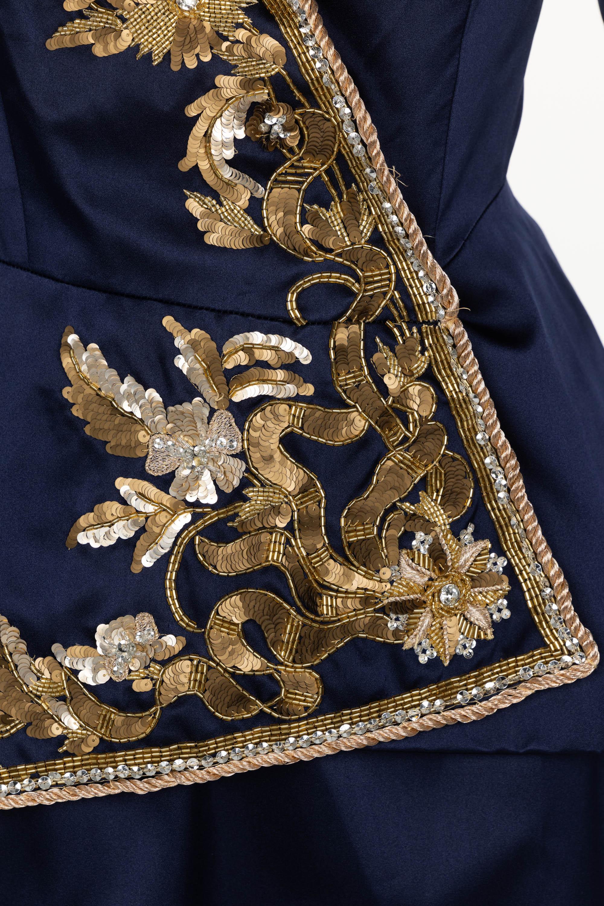 Tailleur jupe vintage Oscar de la Renta en satin bleu marine orné d'or, A/H 1992 en vente 2