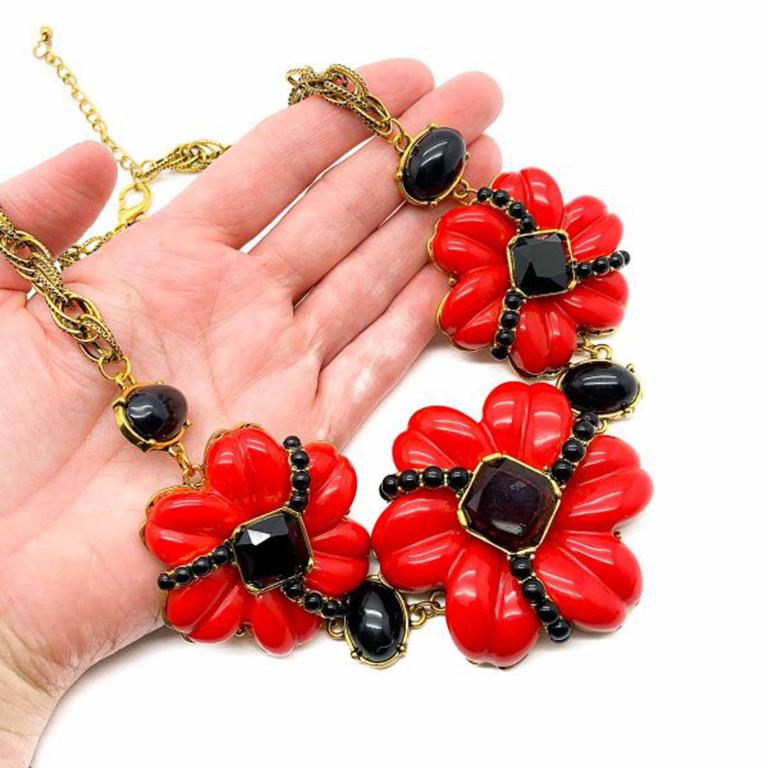 A Vintage Oscar de la Renta Necklace. Featuring large red and black resin flowers in gold tone metal. Signed. Approx. 49.5cm long plus a 7cm extender. A wonderful statement collar that will transcend the seasons perfectly. Should you choose to buy