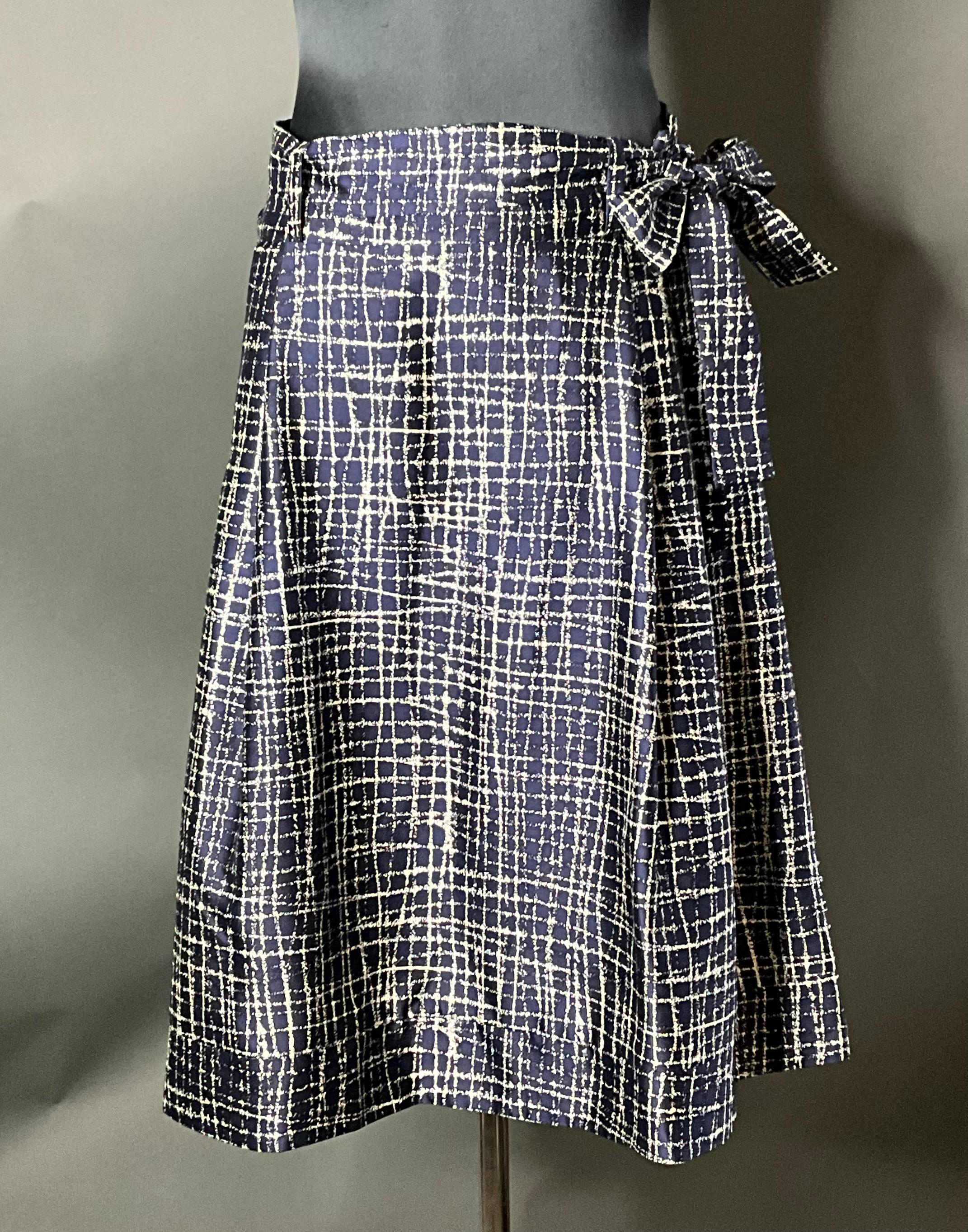 The Vintage Oscar de la Renta Silk Belted Skirt is a quintessential piece of classic elegance, combining luxurious silk fabric with Oscar de la Renta’s signature design sensibility. The flattering A-line silhouette, silk belt detail, and impeccable
