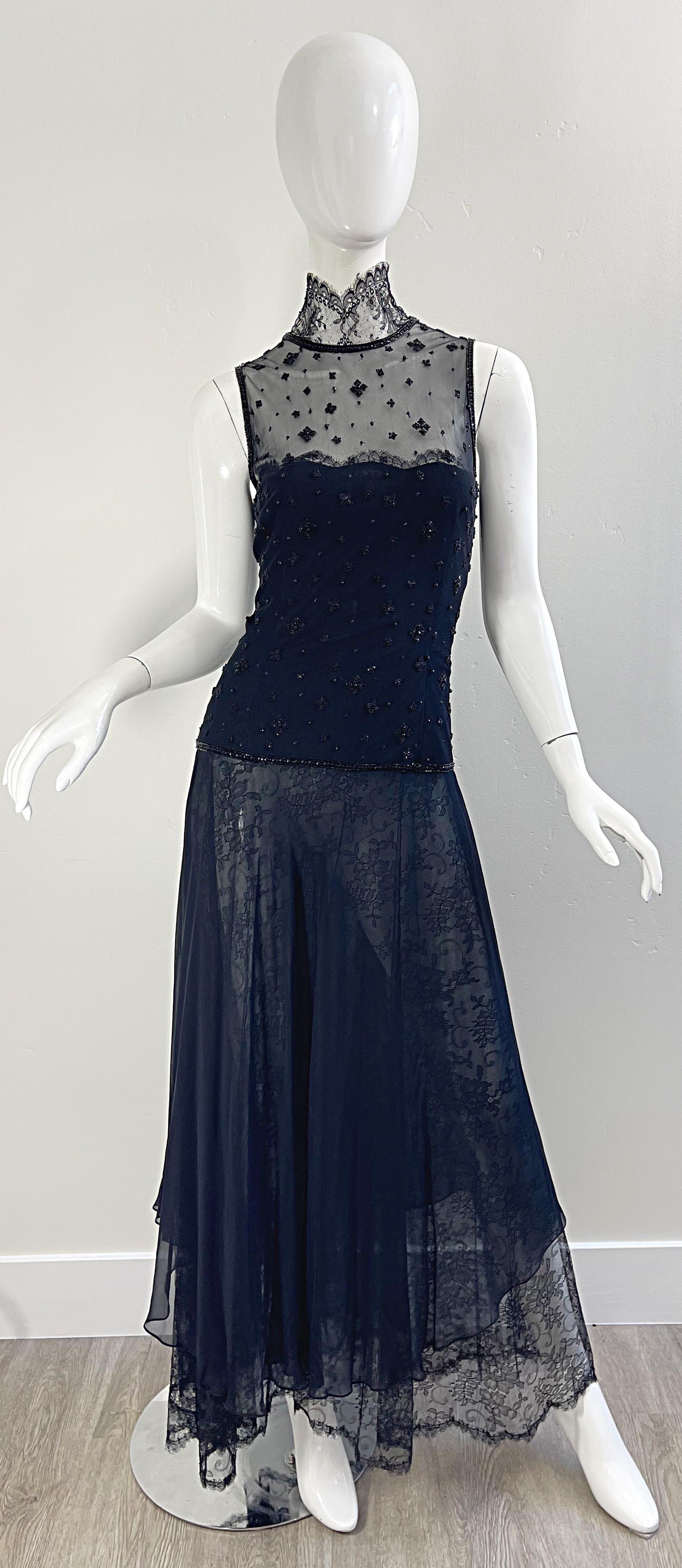 Exquisite 1990er vintage OSCAR DE LA RENTA für SAKS 5th AVE Couture schwarzer Seidenchiffon und chattily Spitze halb durchsichtig Abendkleid ! Dieses wunderschöne Kleid hat so viel Liebe zum Detail. Mehrere Lagen Chiffon auf dem Mieder mit hunderten