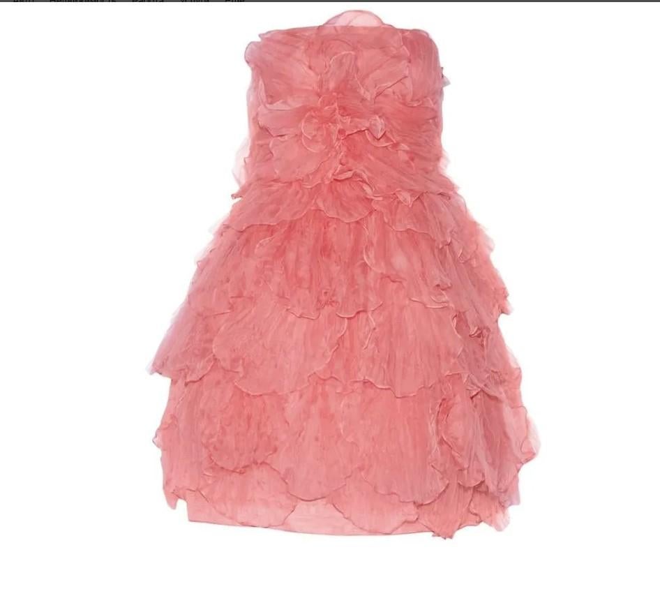 OSCAR DE LA RENTA


Collection Spring 2014 L# 35

Oscar de la Renta dress is decorated with lace and ruffles

Sleeveless, voluminous skirt

Corset inside


2014, USA.


Content: silk/nylon

 
Size 6   

Pre-owned, Excellent condition.

 100%