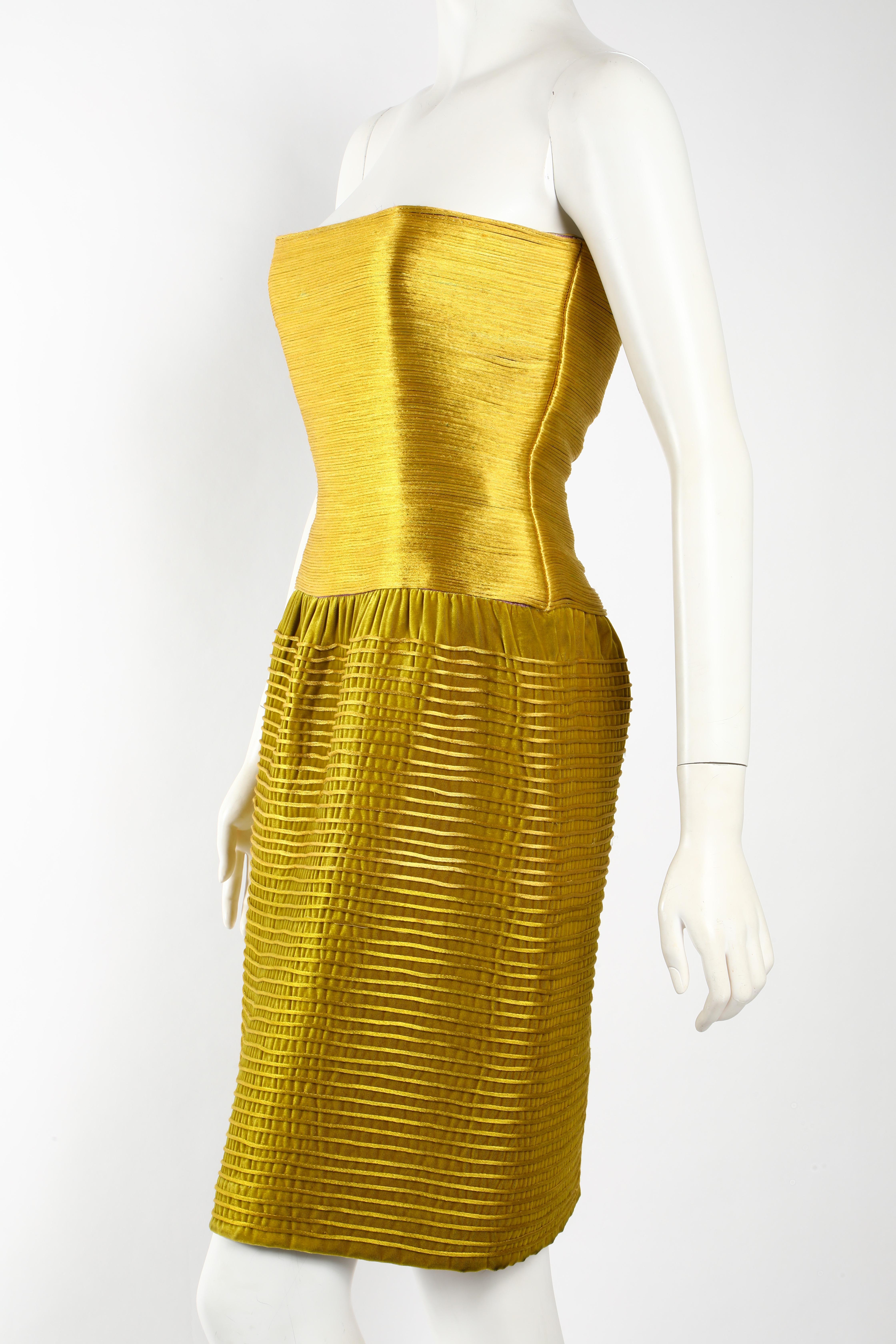 Vintage Oscar De La Renta knee-length cocktail dress of gold piping with a gold chiffon skirt. Structured, strapless bodice with boning that keeps the silhouette. Size US 10. 