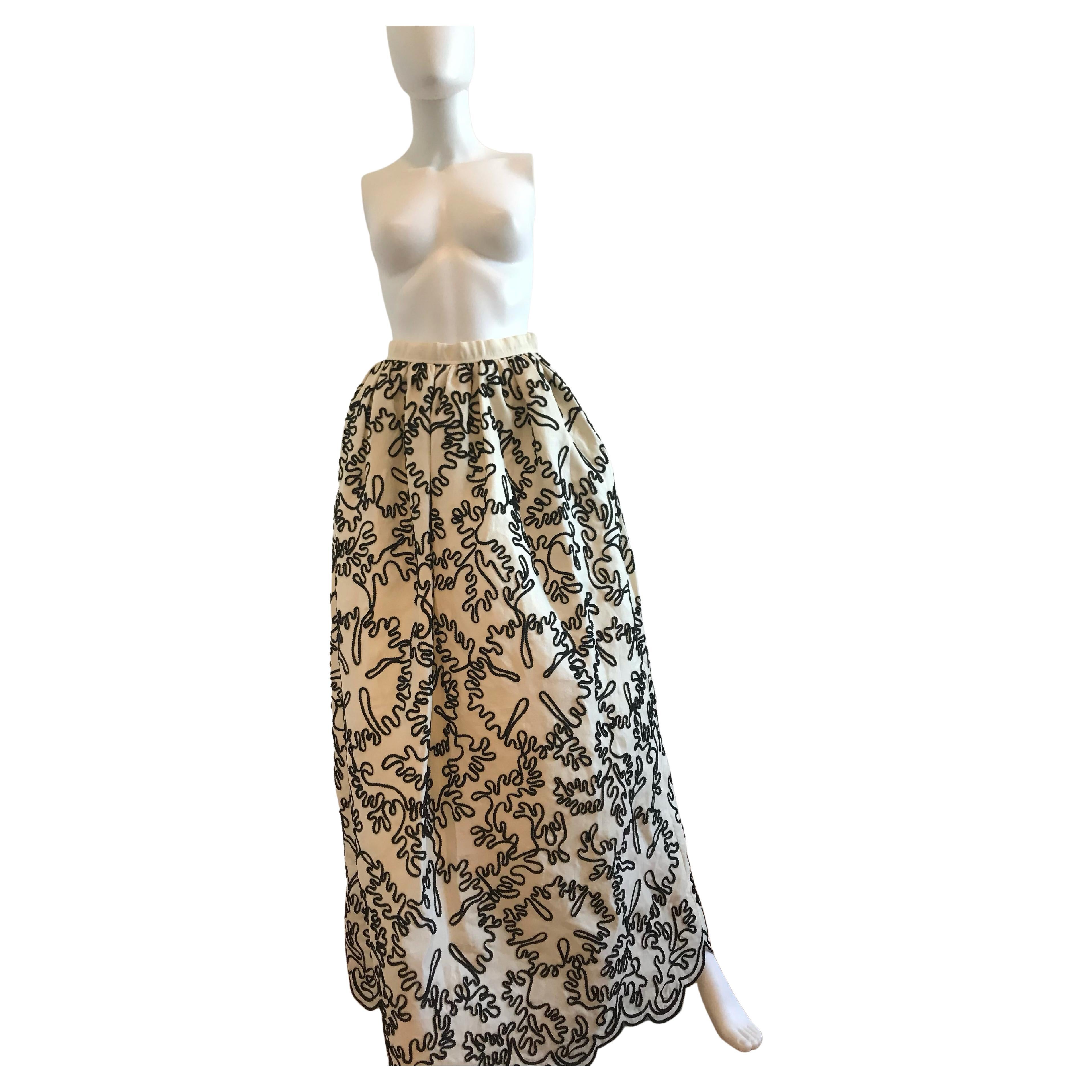 Vintage Oscar De La Renta White Silk Skirt with Black Embroidery
Made in the USA

Please be mindful that this piece has led a previous life, and may tell its story through minor imperfection. Purchasing this item continues its narrative, so you can