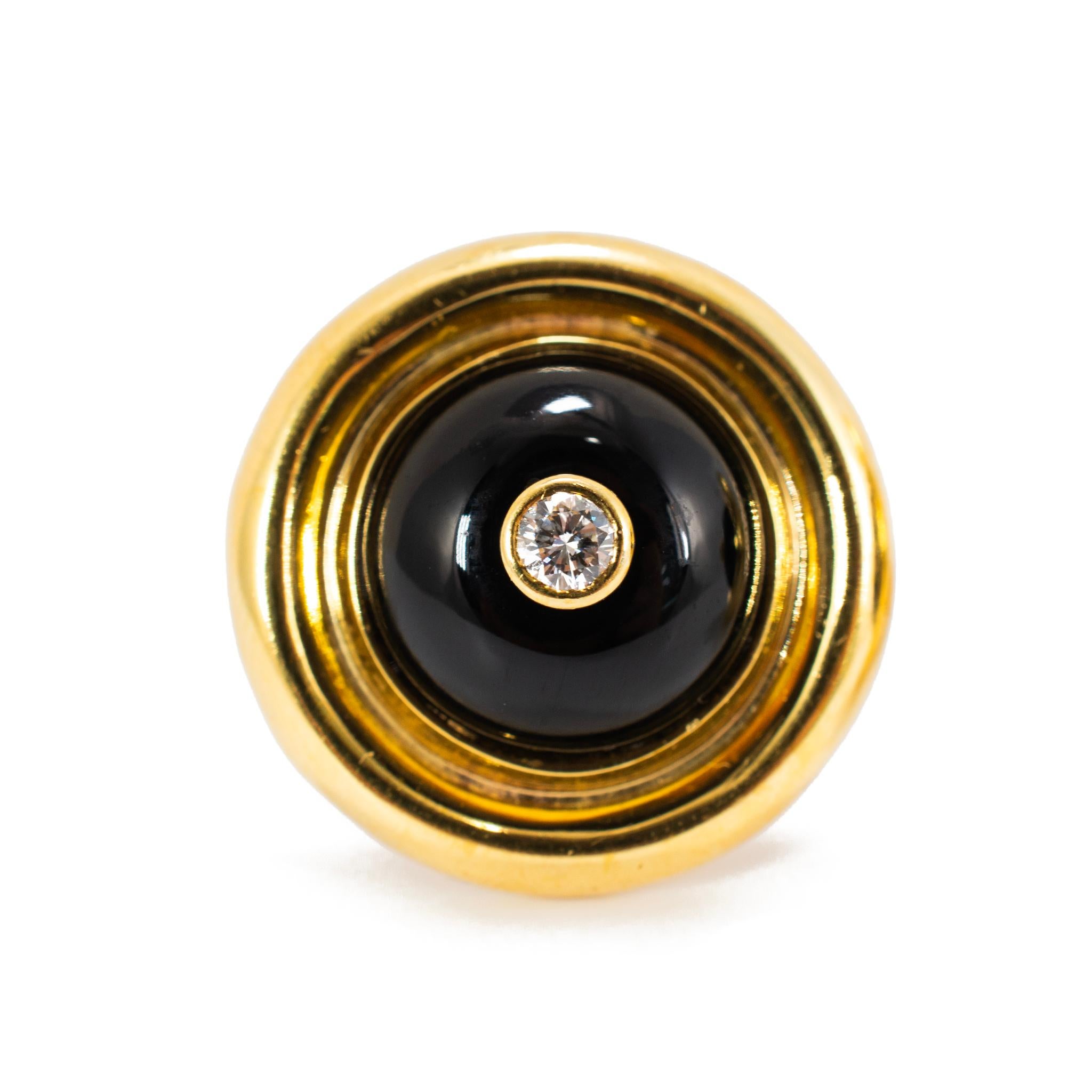 Marchio: Oscar Heyman and Bros.

Genere: Donna

Tipo di metallo: Oro giallo 18 carati

Lunghezza: 0.75 pollici

Diametro: 24,30 mm

Peso: 24,48 grammi

Un paio di orecchini da donna OSCAR HEYMAN AND BROS. incisi a mano in oro giallo 18 carati, con